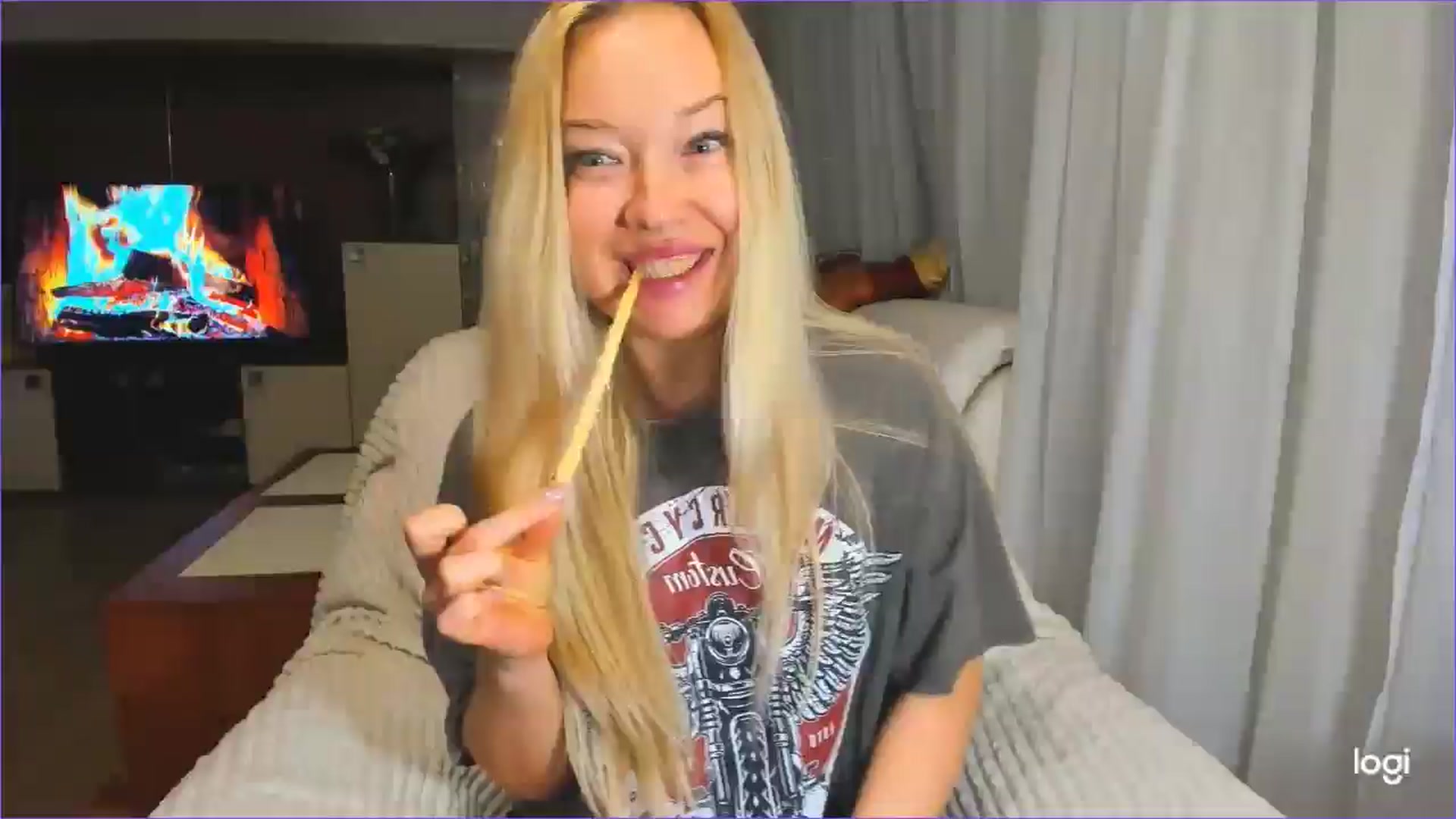 Gallery image thumbnail from FlamingoDream's myfreecams stream on, 04/18/2025, 23:10 image 1 of 20