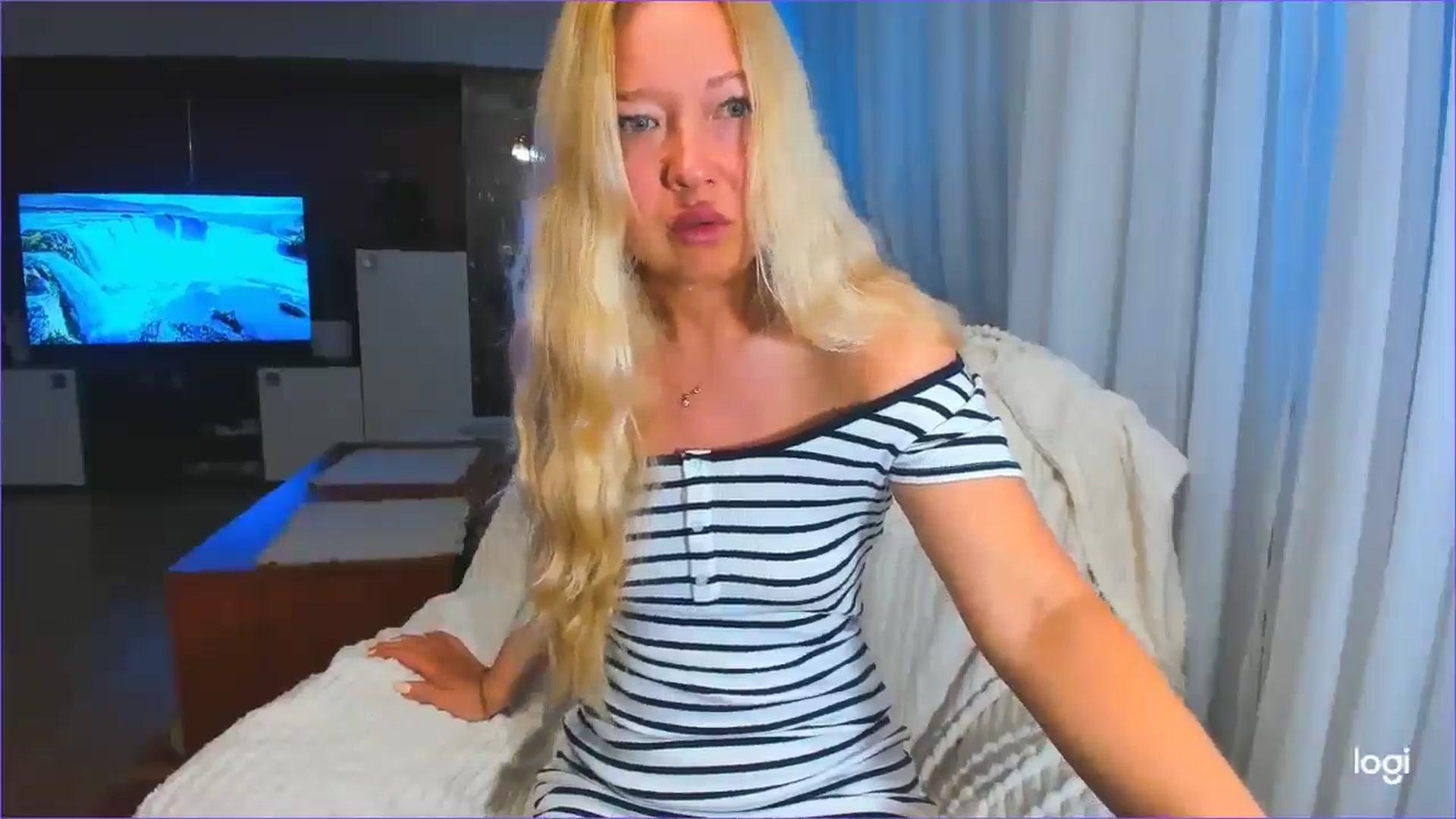 Gallery image thumbnail from FlamingoDream's myfreecams stream on, 06/18/2025, 19:51 image 3 of 20