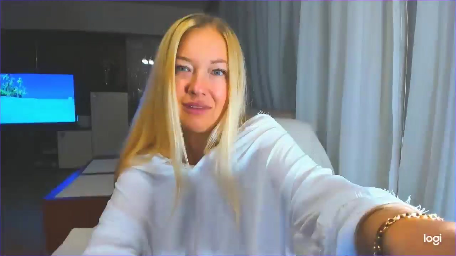 Gallery image thumbnail from FlamingoDream's myfreecams stream on, 06/25/2025, 01:11 image 14 of 20