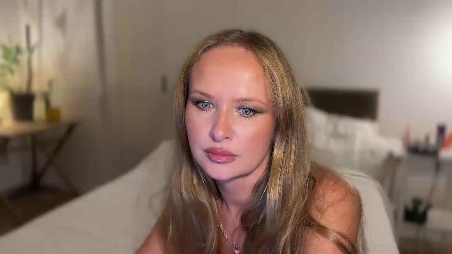 Gallery image thumbnail from FleurDeLys's myfreecams stream on, 07/17/2026, 01:15 image 17 of 20