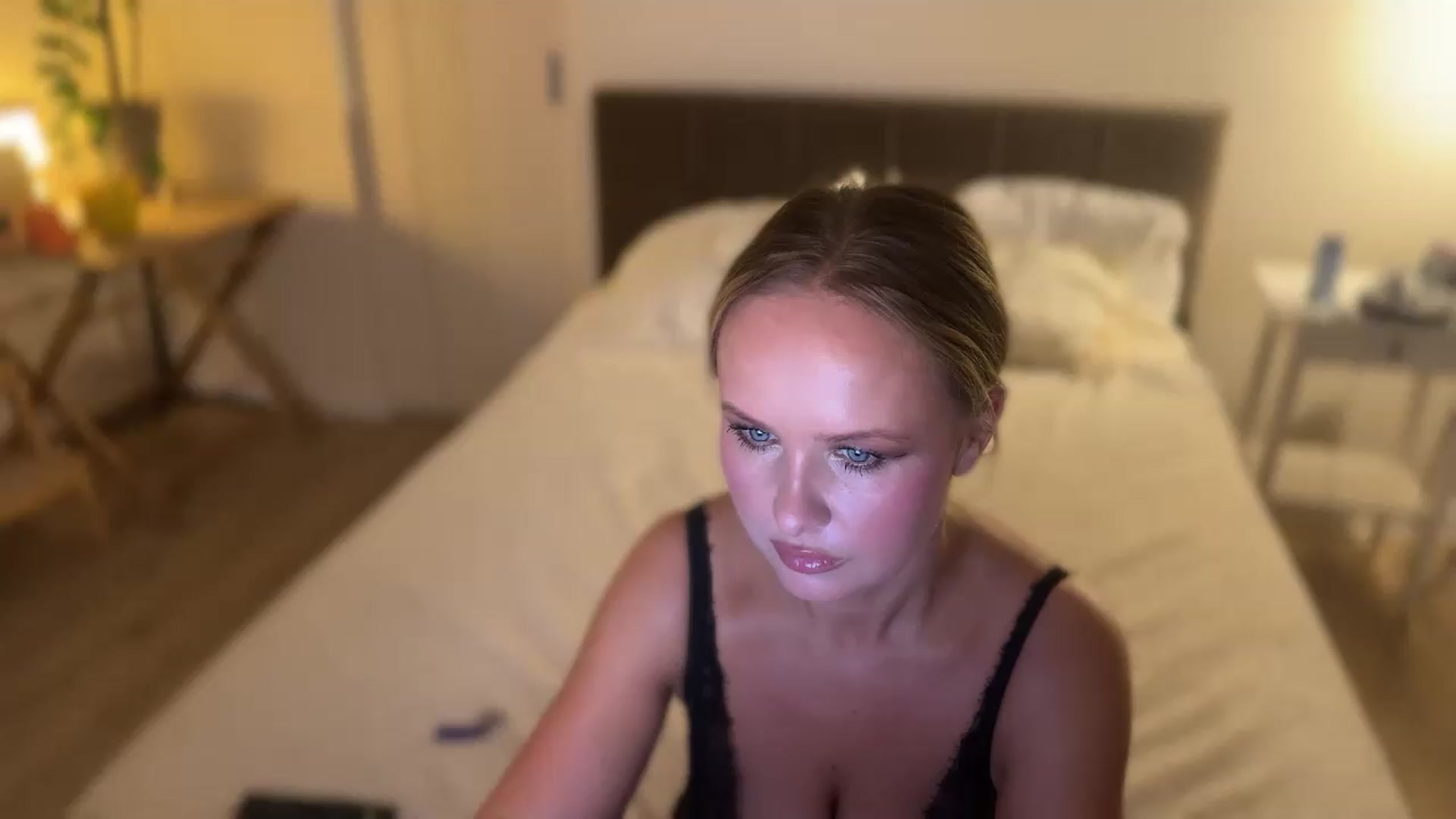 Gallery image thumbnail from FleurDeLys's myfreecams stream on, 08/20/2026, 24:01 image 9 of 20