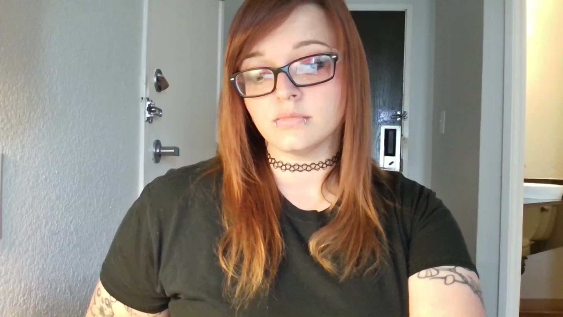 Gallery image thumbnail from FloraSky's myfreecams stream on, 05/01/2025, 12:37 image 15 of 20