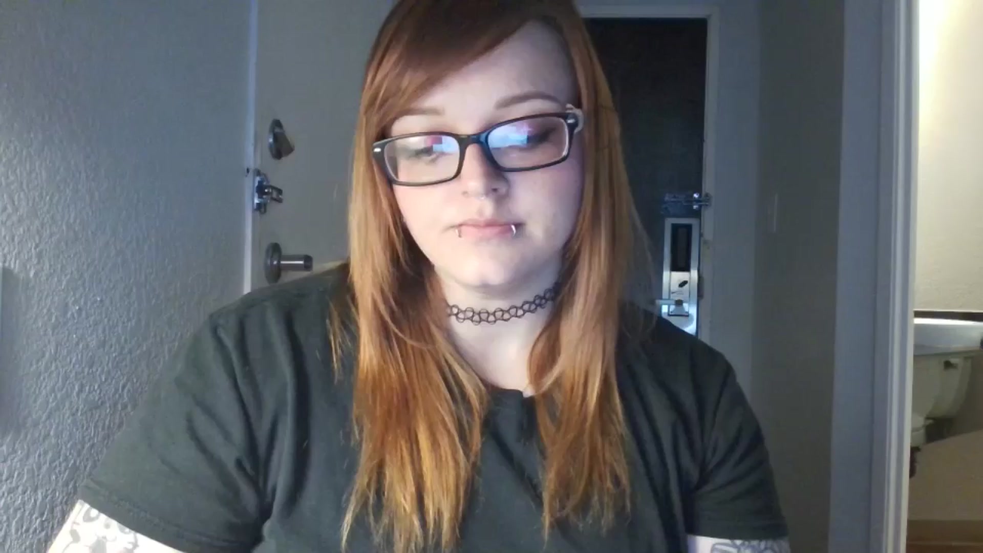 Gallery image thumbnail from FloraSky's myfreecams stream on, 05/01/2025, 13:30 image 9 of 20