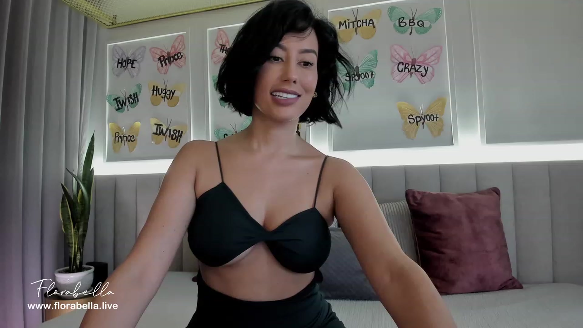 Gallery image thumbnail from Florabella's myfreecams stream on, 04/24/2023, 22:37 image 8 of 20