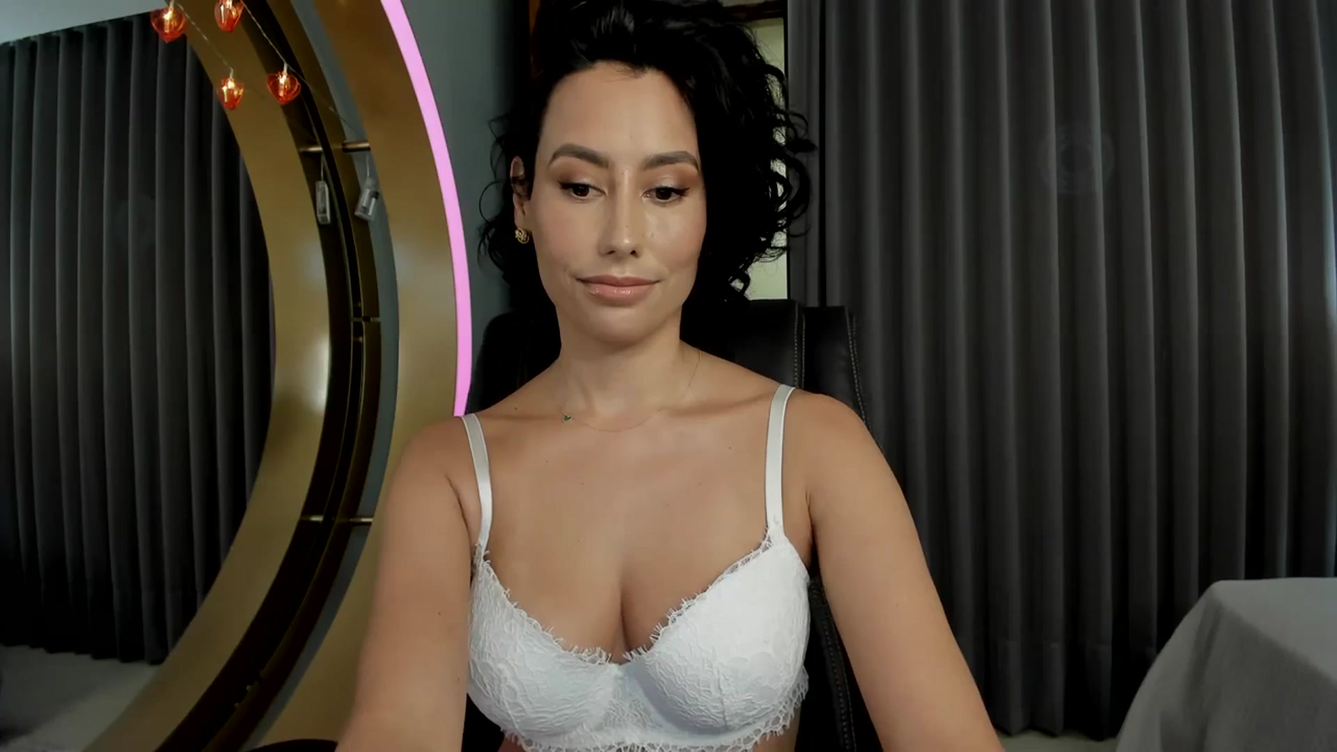 Gallery image thumbnail from Florabella's myfreecams stream on, 02/15/2024, 03:11 image 10 of 20