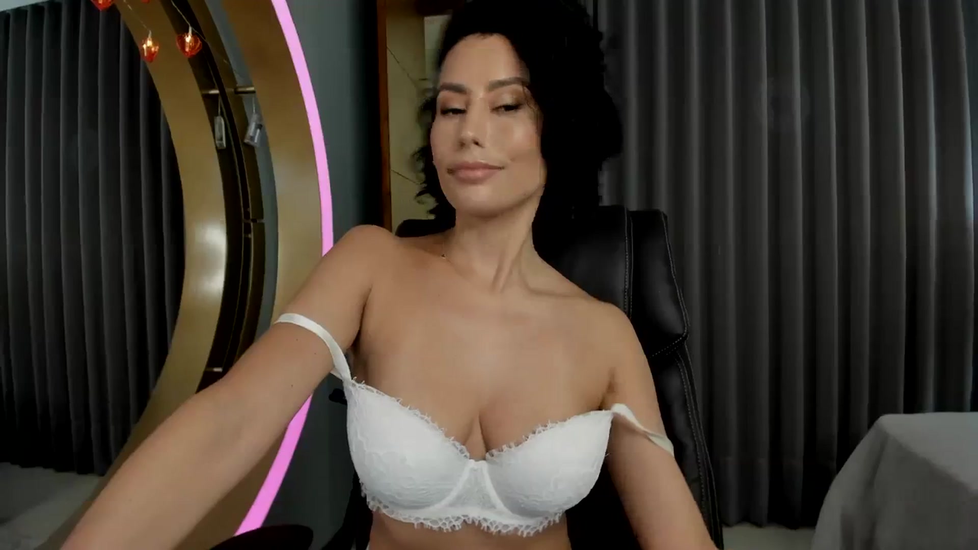 Gallery image thumbnail from Florabella's myfreecams stream on, 02/15/2024, 04:27 image 5 of 20