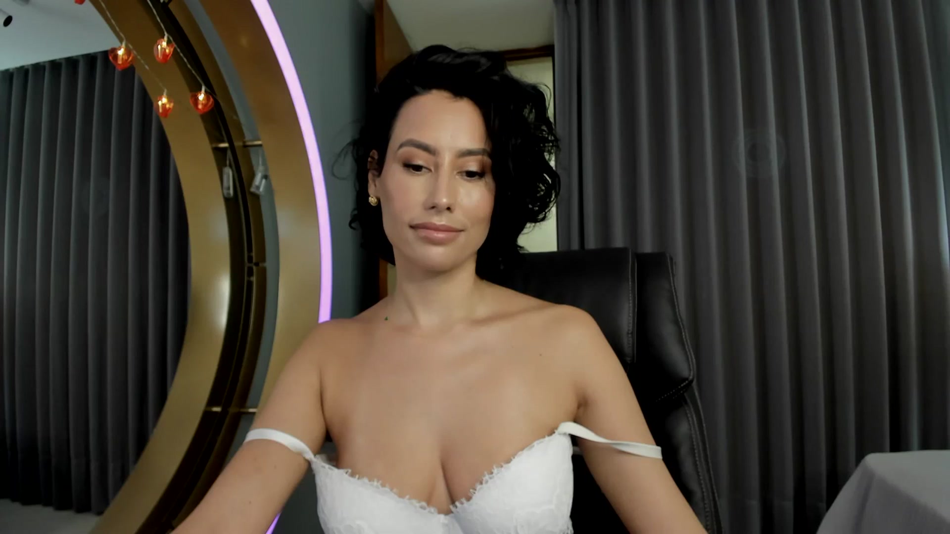 Gallery image thumbnail from Florabella's myfreecams stream on, 02/15/2024, 04:27 image 6 of 20