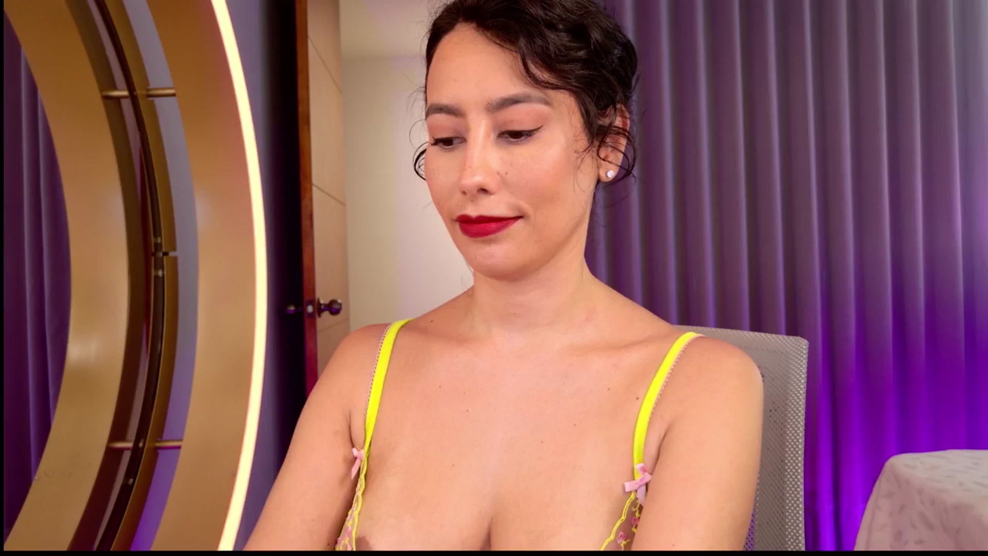 Gallery image thumbnail from Florabella's myfreecams stream on, 11/11/2024, 03:12 image 18 of 20