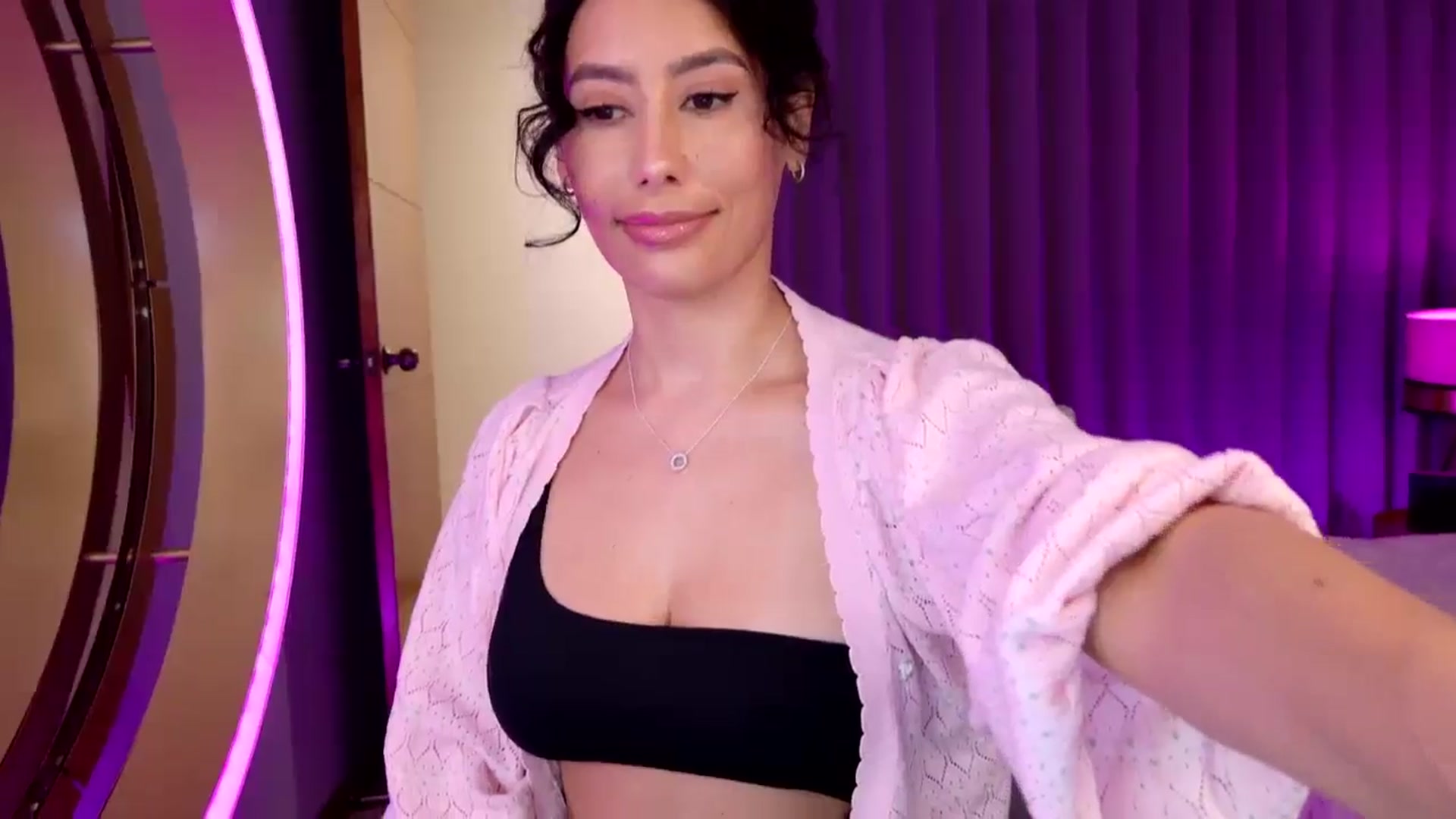 Gallery image thumbnail from Florabella's myfreecams stream on, 11/17/2024, 02:18 image 16 of 20