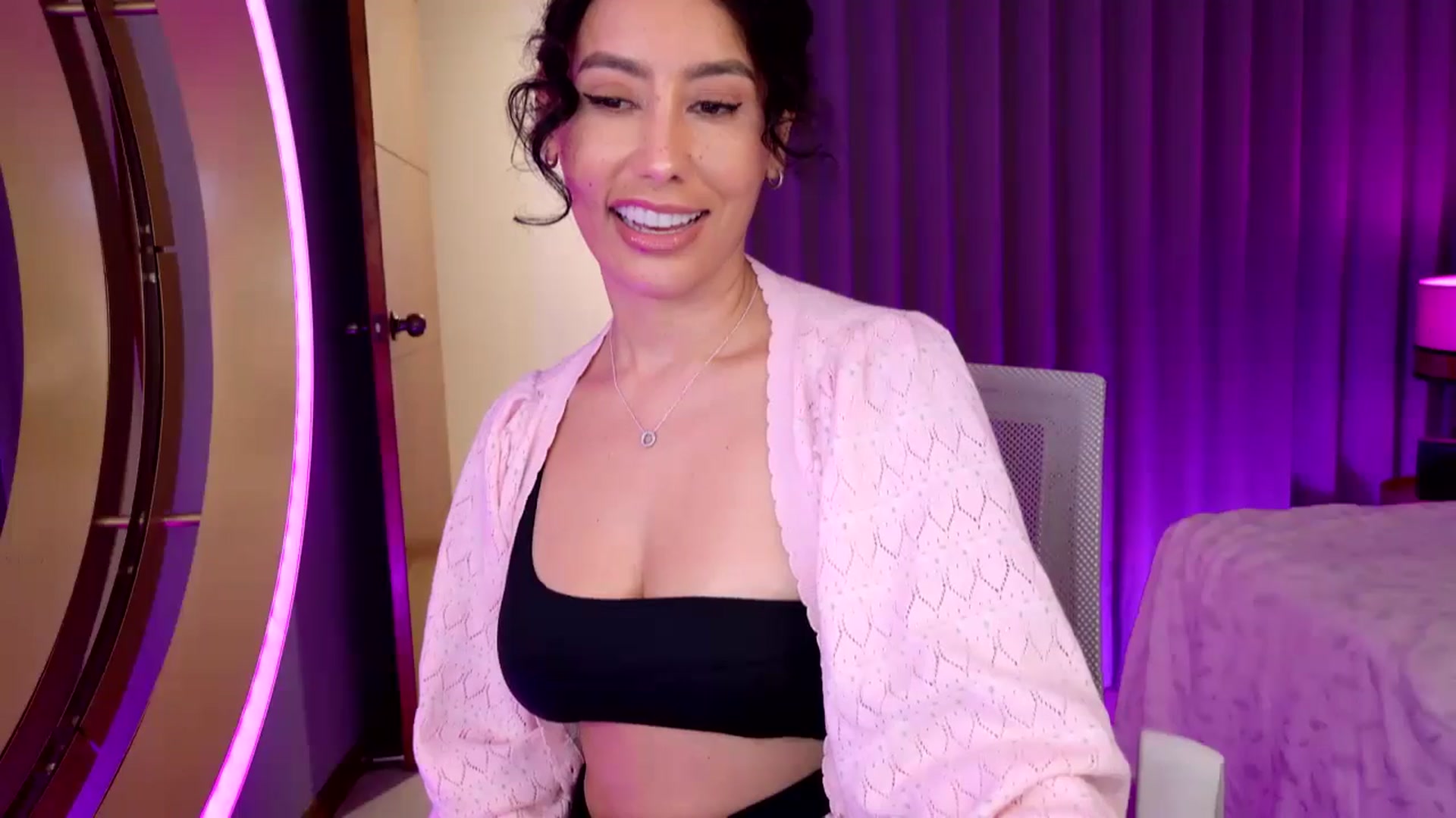 Gallery image thumbnail from Florabella's myfreecams stream on, 11/17/2024, 02:18 image 17 of 20