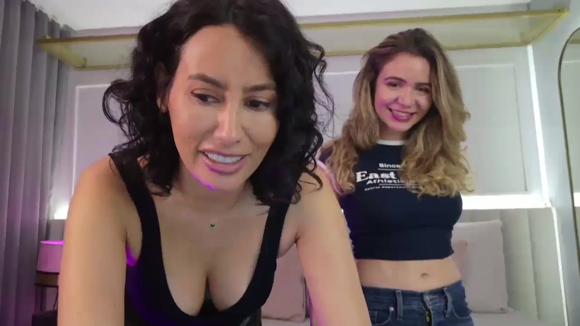 Gallery image thumbnail from Florabella's myfreecams stream on, 12/04/2024, 05:23 image 14 of 20