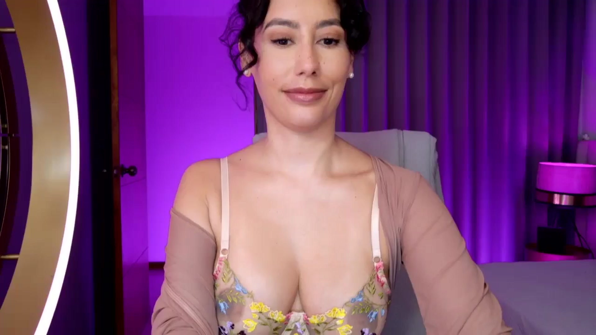 Gallery image thumbnail from Florabella's myfreecams stream on, 12/14/2024, 04:35 image 11 of 20
