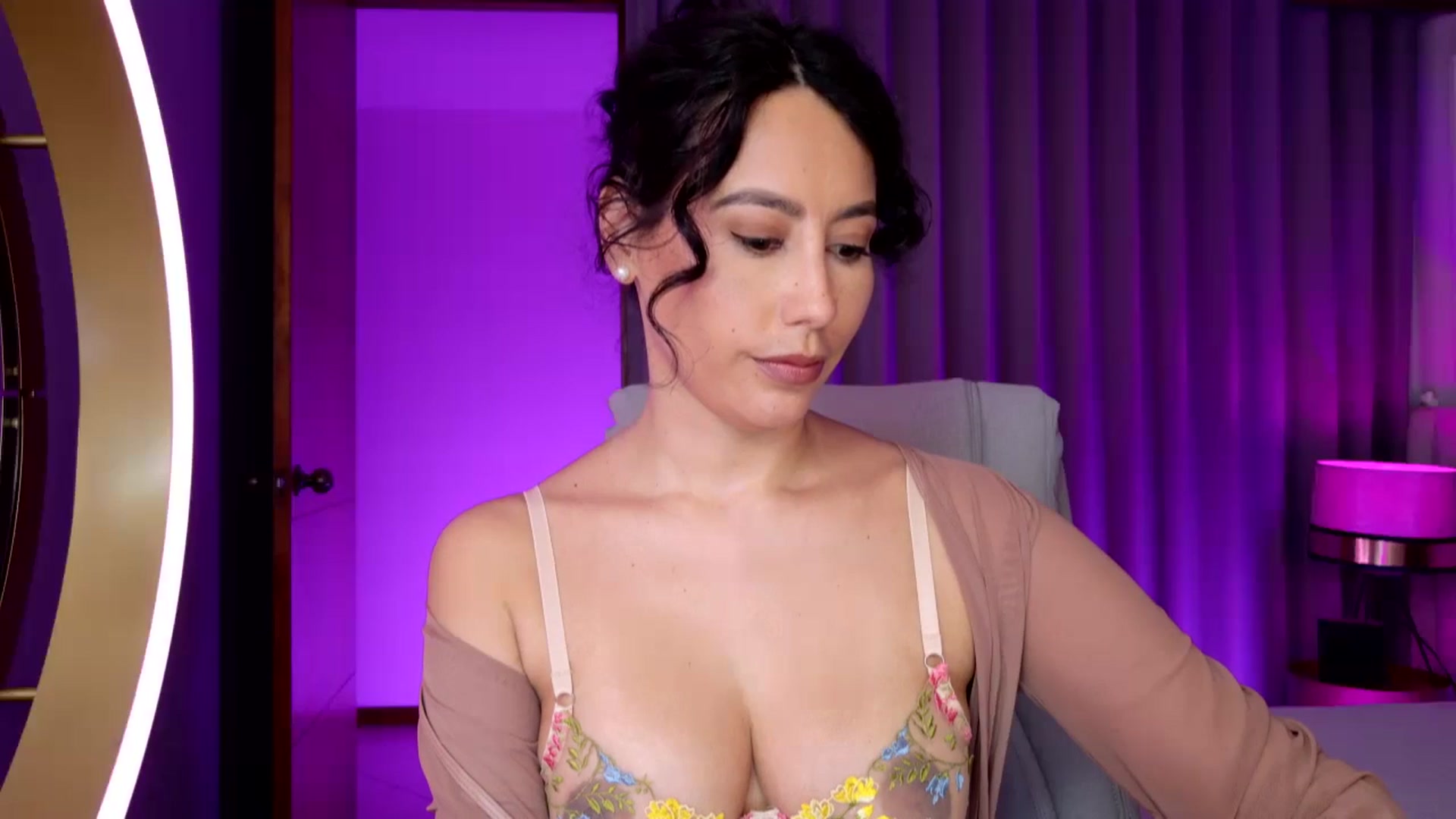 Gallery image thumbnail from Florabella's myfreecams stream on, 12/14/2024, 04:35 image 10 of 20
