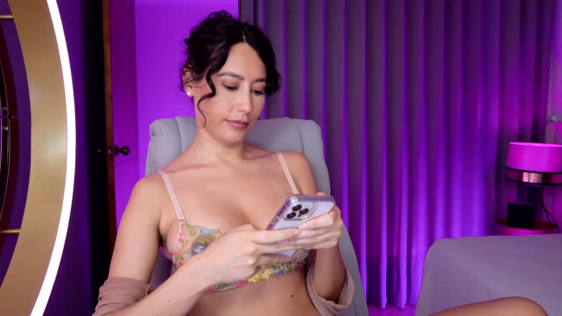 Gallery image thumbnail from Florabella's myfreecams stream on, 12/14/2024, 04:35 image 14 of 20