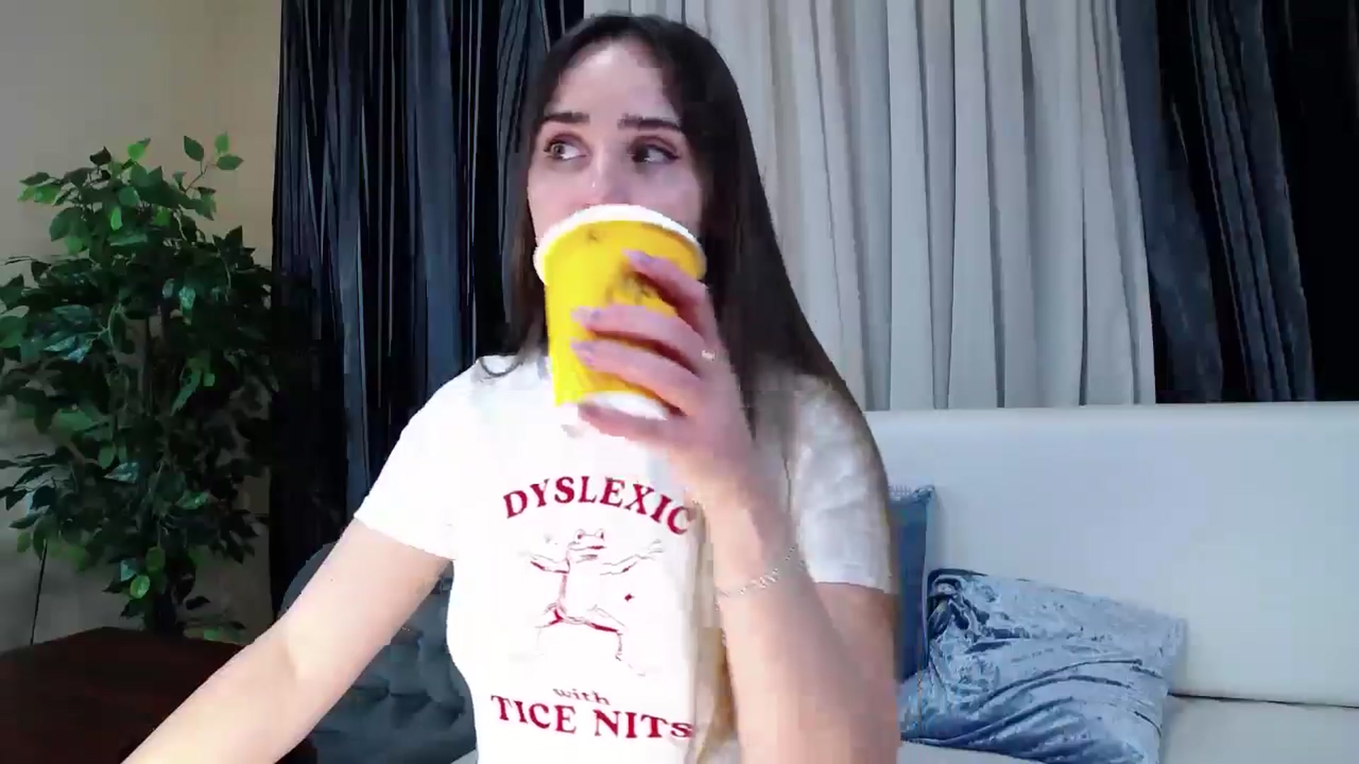 Gallery image thumbnail from Floured's myfreecams stream on, 04/10/2026, 07:35 image 8 of 20