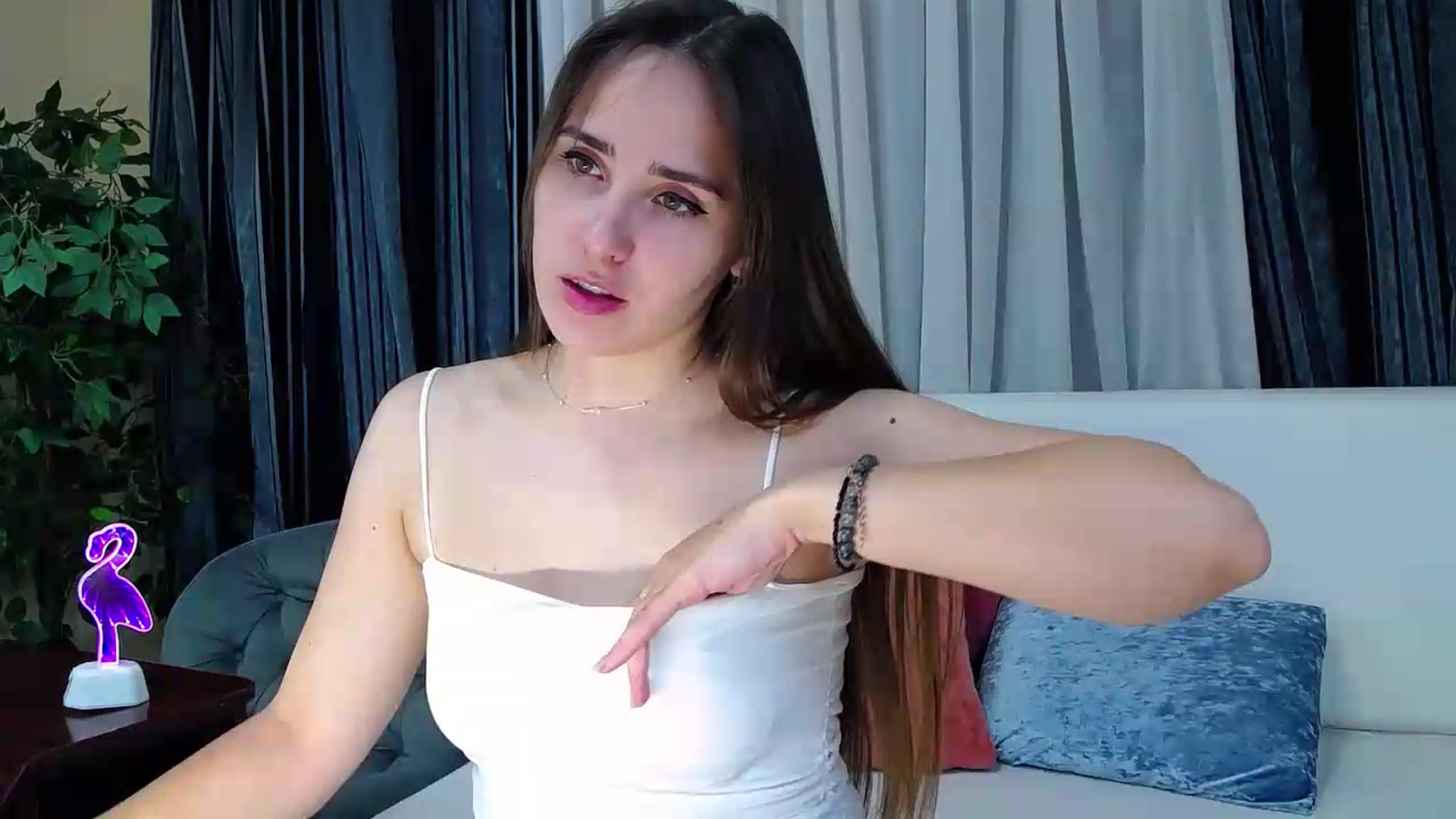 Gallery image thumbnail from Floured's myfreecams stream on, 08/27/2026, 08:06 image 13 of 20