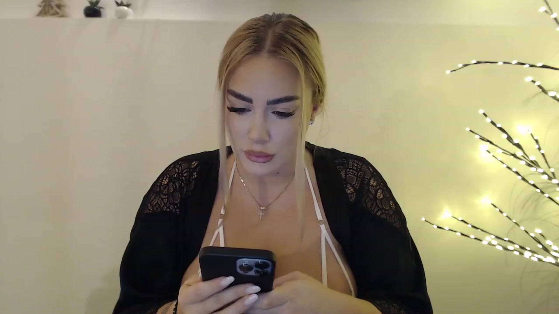 Gallery image thumbnail from Fluffycookie_'s myfreecams stream on, 02/19/2023, 13:54 image 3 of 20