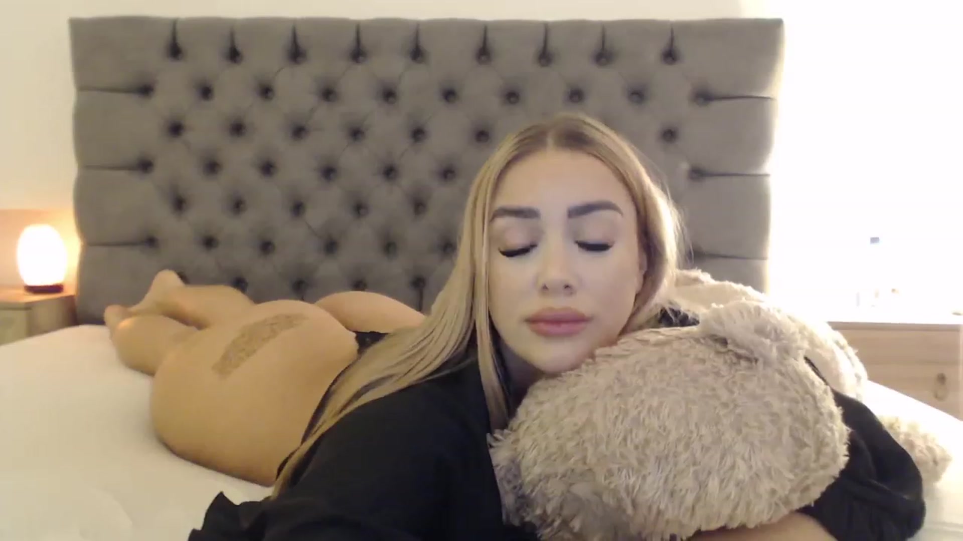 Gallery image thumbnail from Fluffycookie_'s myfreecams stream on, 03/27/2023, 16:20 image 16 of 20