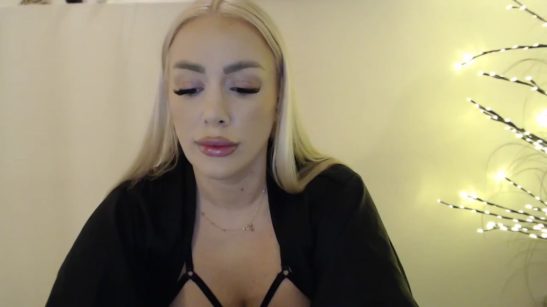 Gallery image thumbnail from Fluffycookie_'s myfreecams stream on, 10/11/2023, 11:58 image 16 of 20