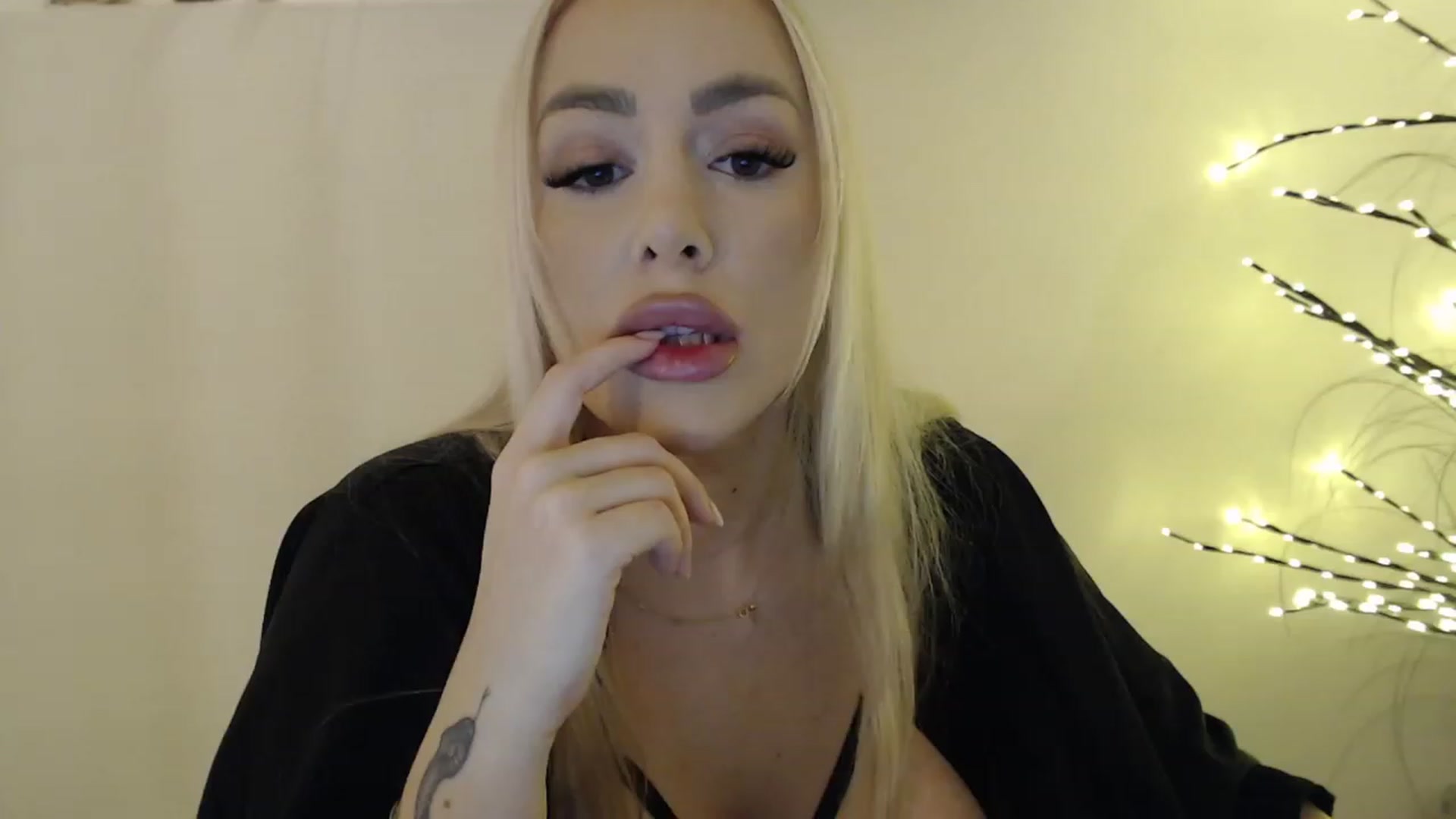 Gallery image thumbnail from Fluffycookie_'s myfreecams stream on, 10/11/2023, 11:58 image 12 of 20