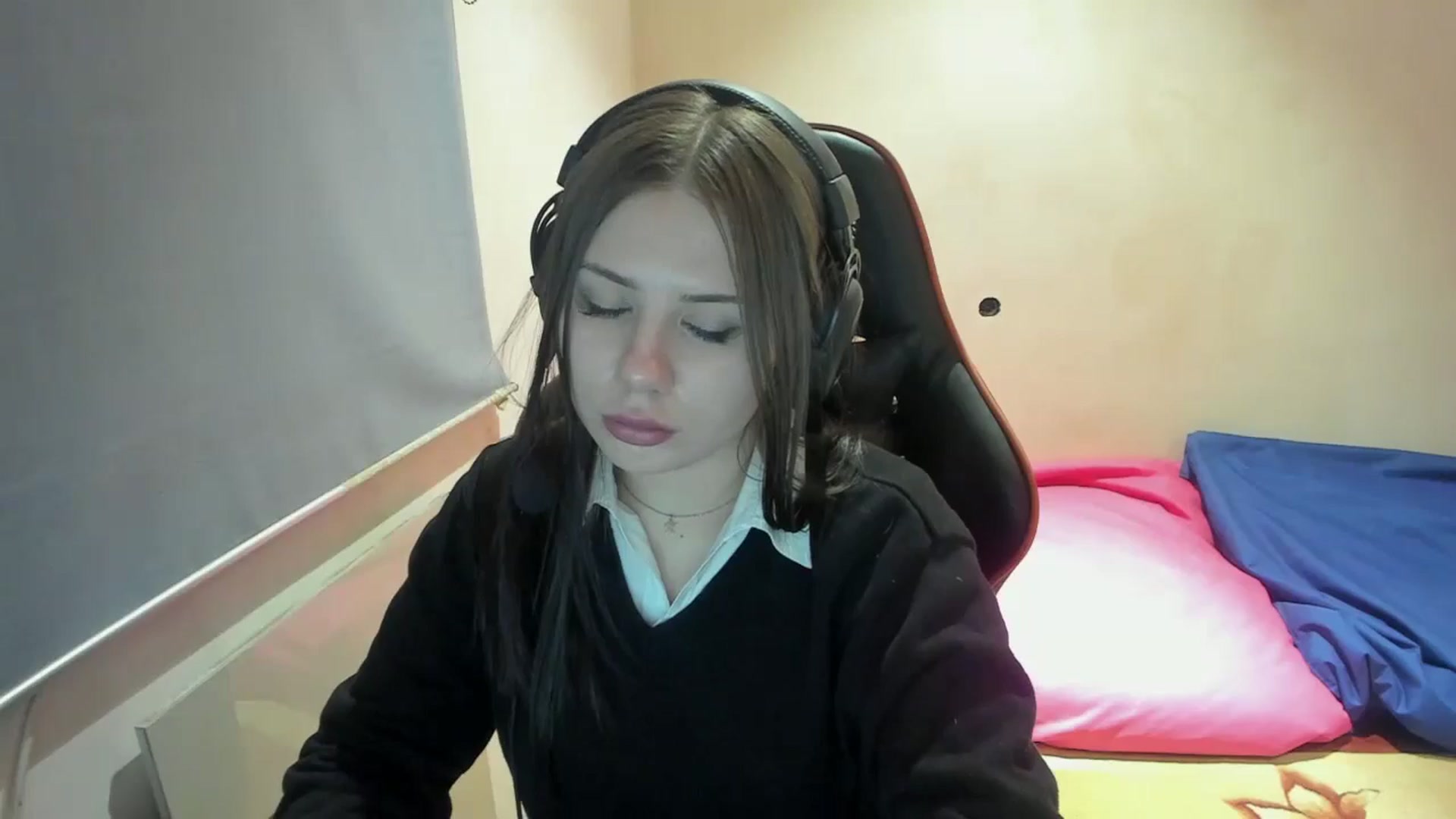 Gallery image thumbnail from FlyingDream's myfreecams stream on, 11/16/2024, 20:21 image 19 of 20