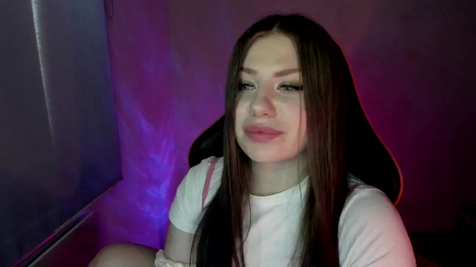 Gallery image thumbnail from FlyingDream's myfreecams stream on, 05/15/2025, 12:12 image 16 of 20