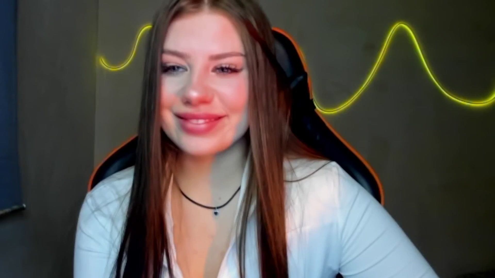 Gallery image thumbnail from FlyingDream's myfreecams stream on, 08/05/2025, 17:05 image 12 of 20