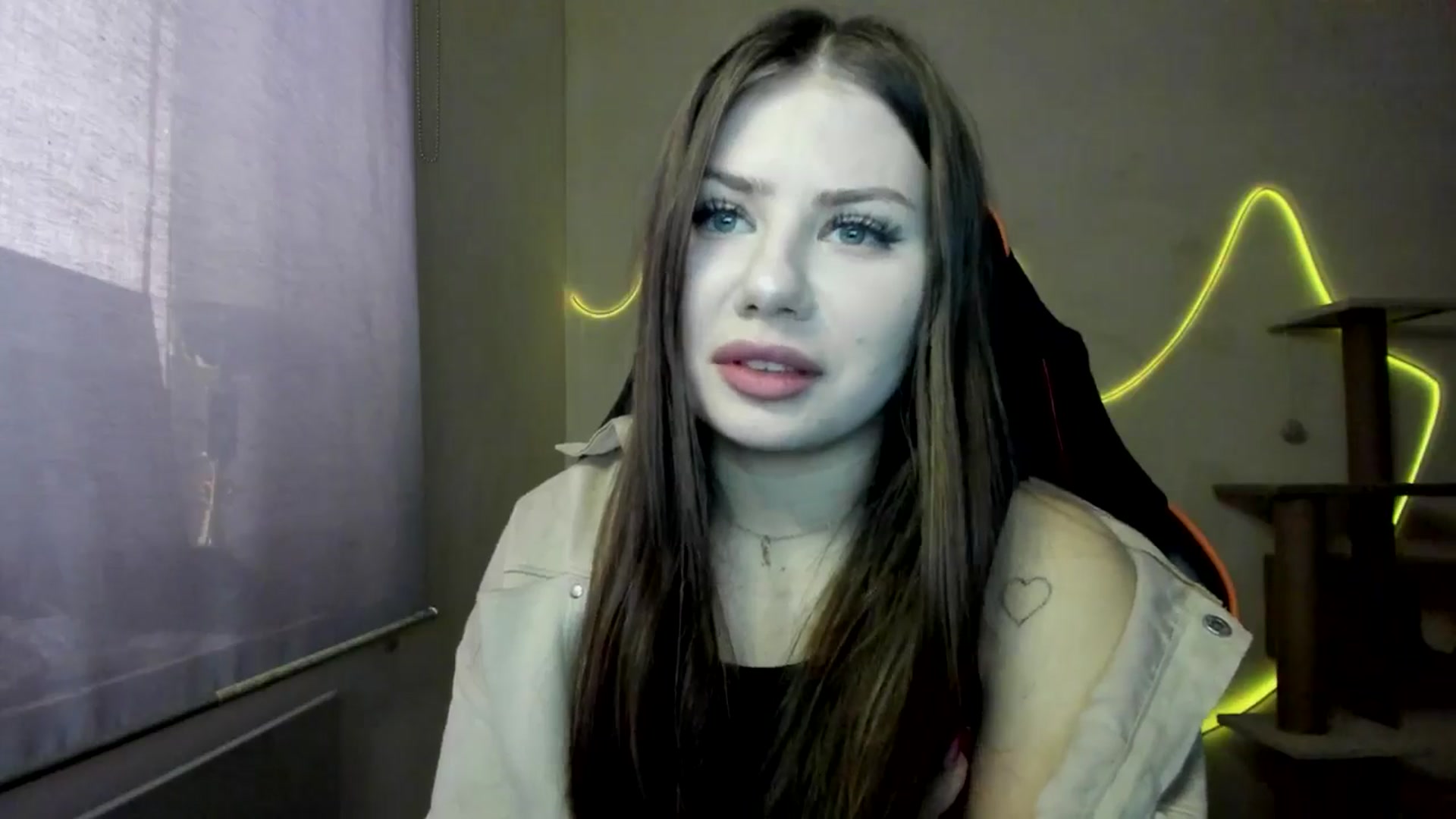 Gallery image thumbnail from FlyingDream's myfreecams stream on, 11/14/2025, 10:32 image 16 of 20