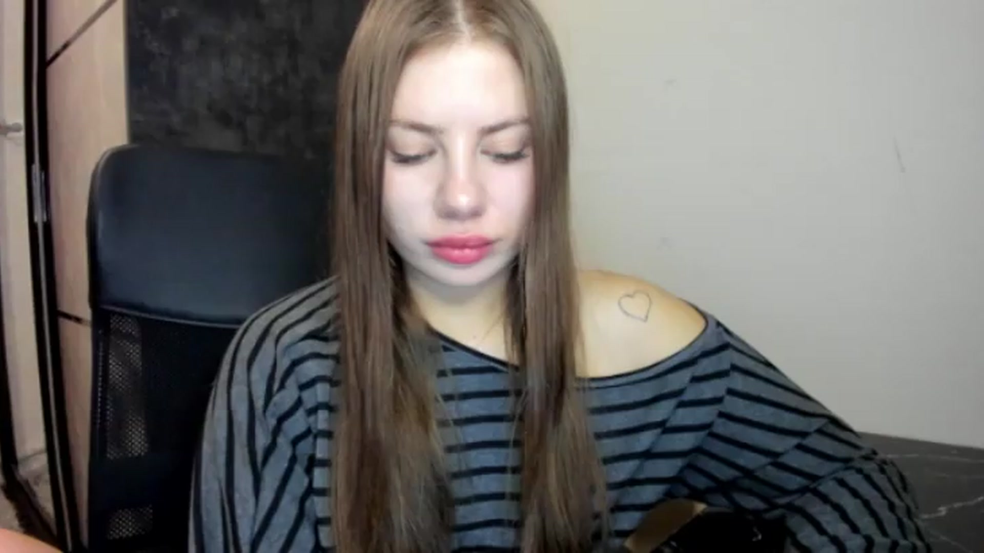 Gallery image thumbnail from FlyingDream's myfreecams stream on, 08/21/2026, 19:31 image 9 of 20