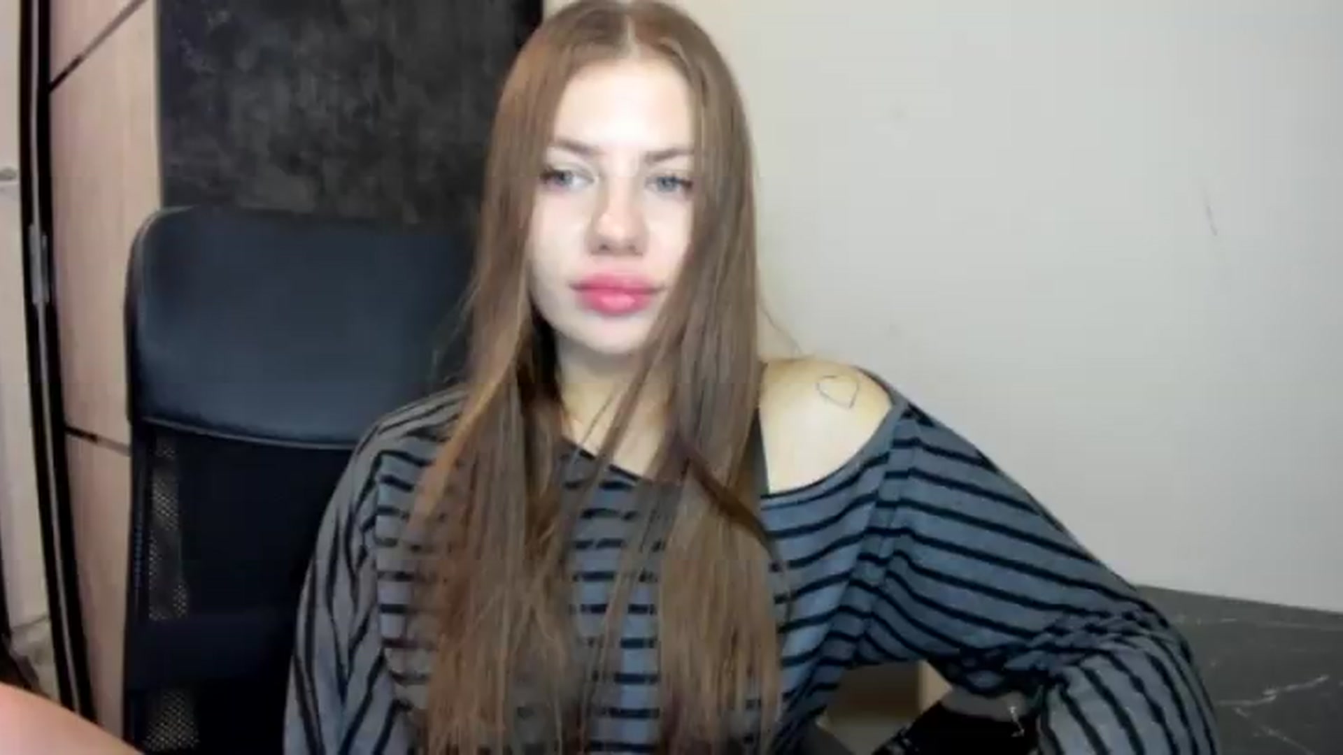 Gallery image thumbnail from FlyingDream's myfreecams stream on, 08/21/2026, 19:54 image 4 of 20