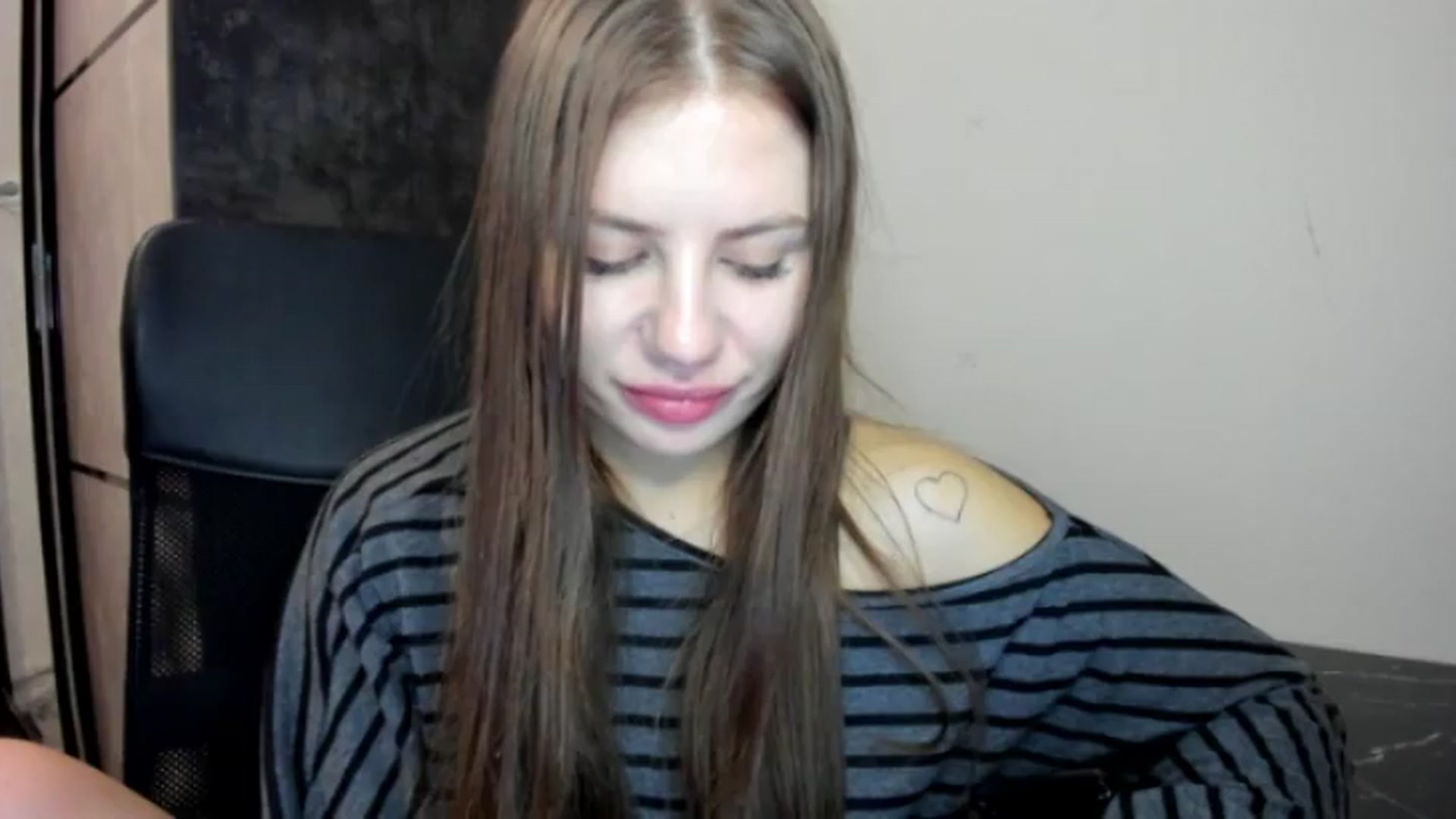 Gallery image thumbnail from FlyingDream's myfreecams stream on, 08/21/2026, 19:54 image 15 of 20