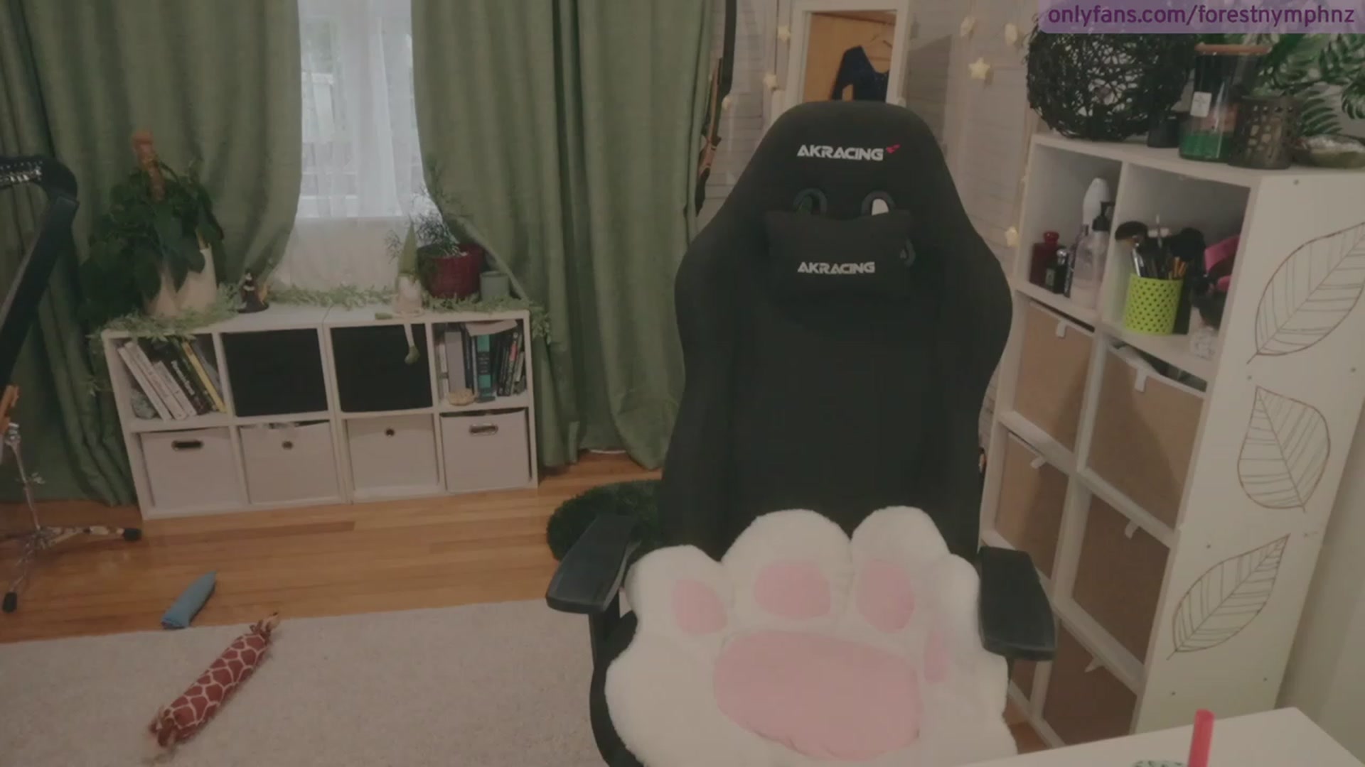 Gallery image thumbnail from Forest_nymph's myfreecams stream on, 04/06/2023, 05:44 image 7 of 20