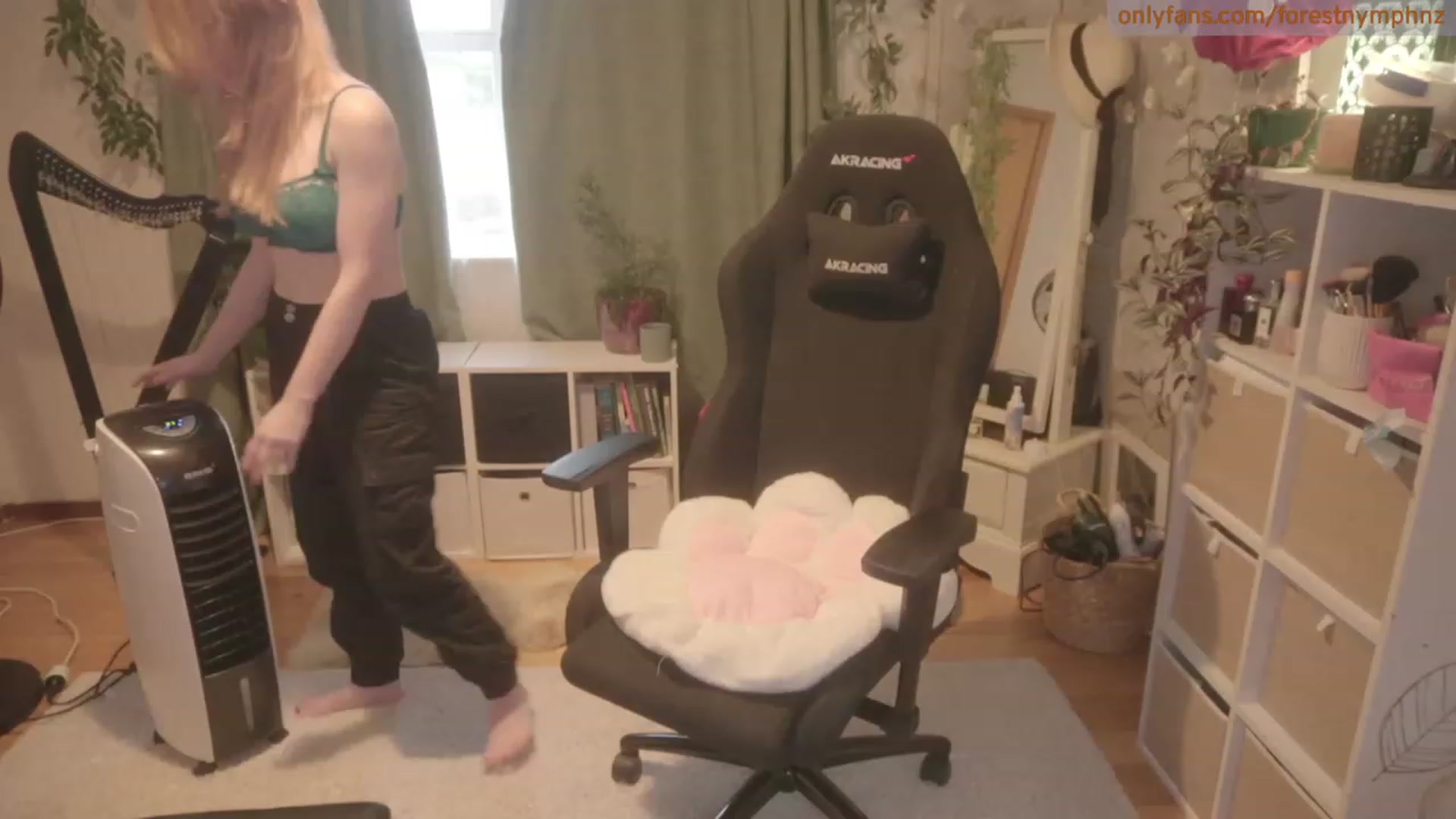 Gallery image thumbnail from Forest_nymph's myfreecams stream on, 12/04/2023, 03:44 image 18 of 20