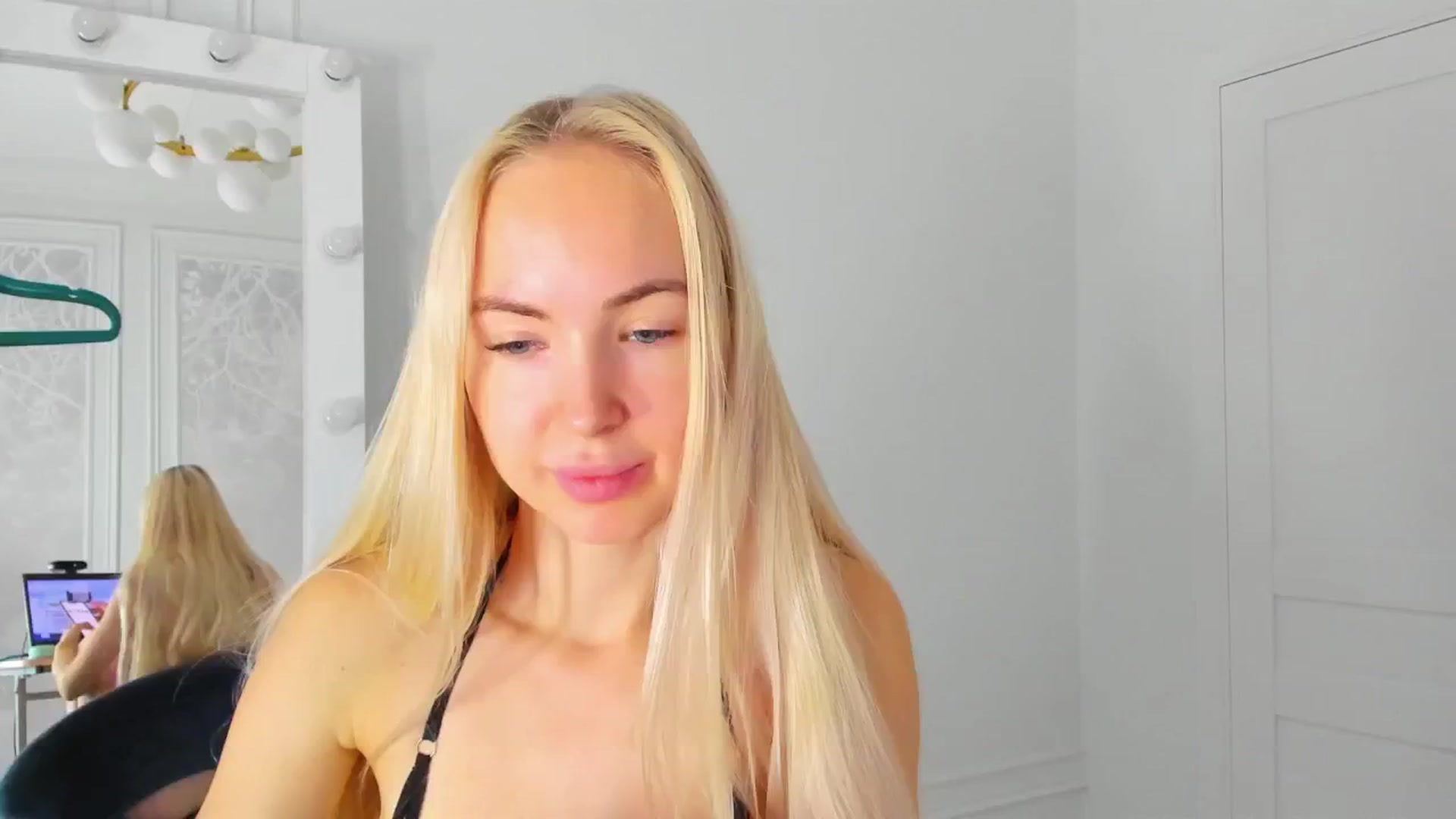 Gallery image thumbnail from ForeverBarbie's myfreecams stream on, 09/21/2024, 05:52 image 13 of 20
