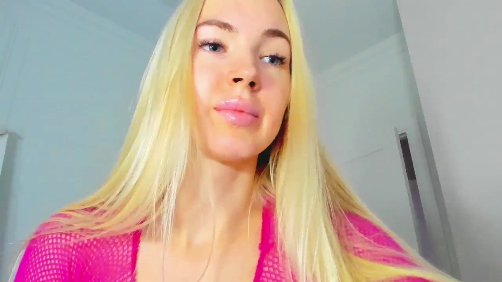 Gallery image thumbnail from ForeverBarbie's myfreecams stream on, 11/11/2024, 09:35 image 19 of 20