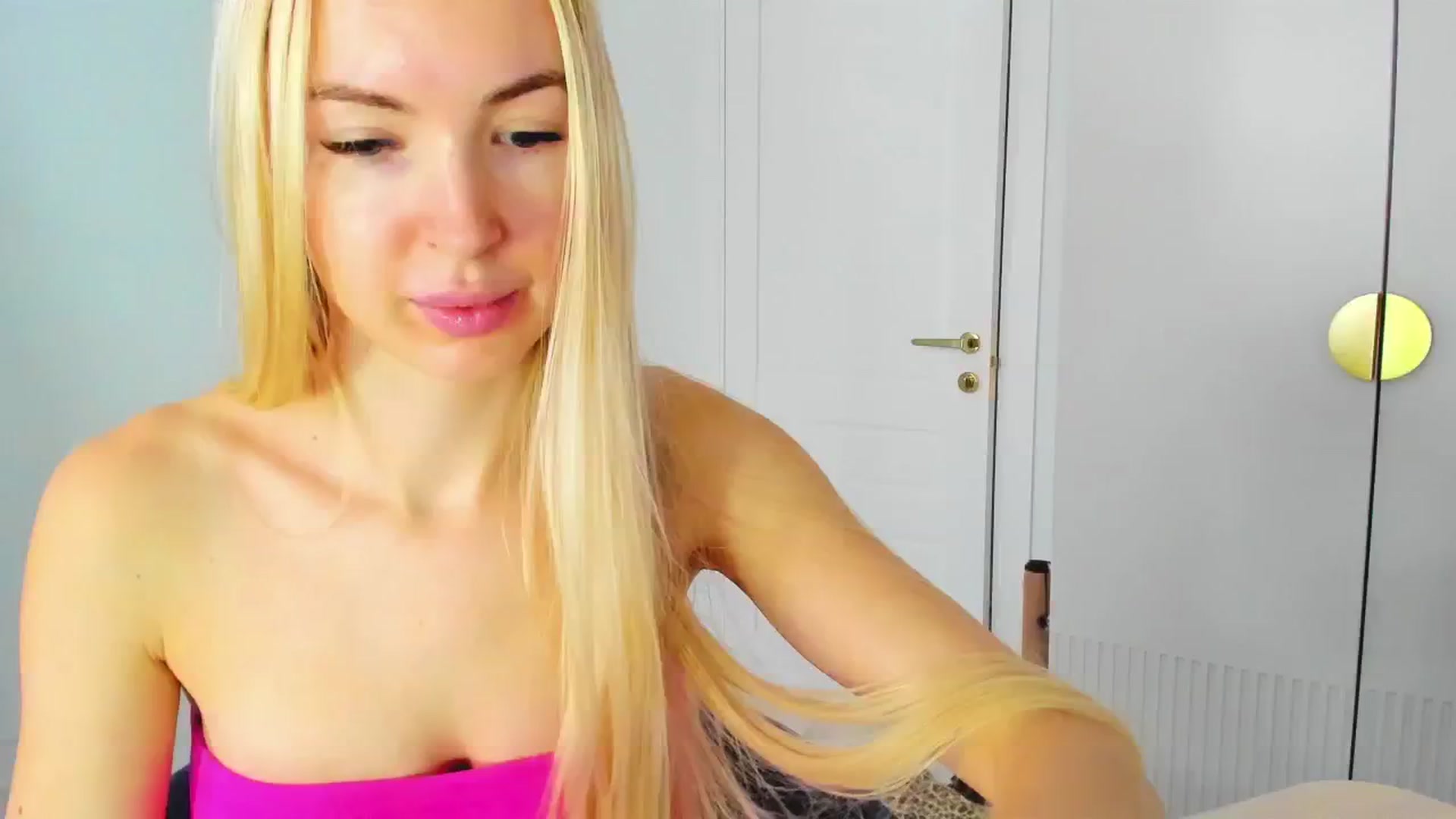 Gallery image thumbnail from ForeverBarbie's myfreecams stream on, 11/17/2024, 07:55 image 4 of 20