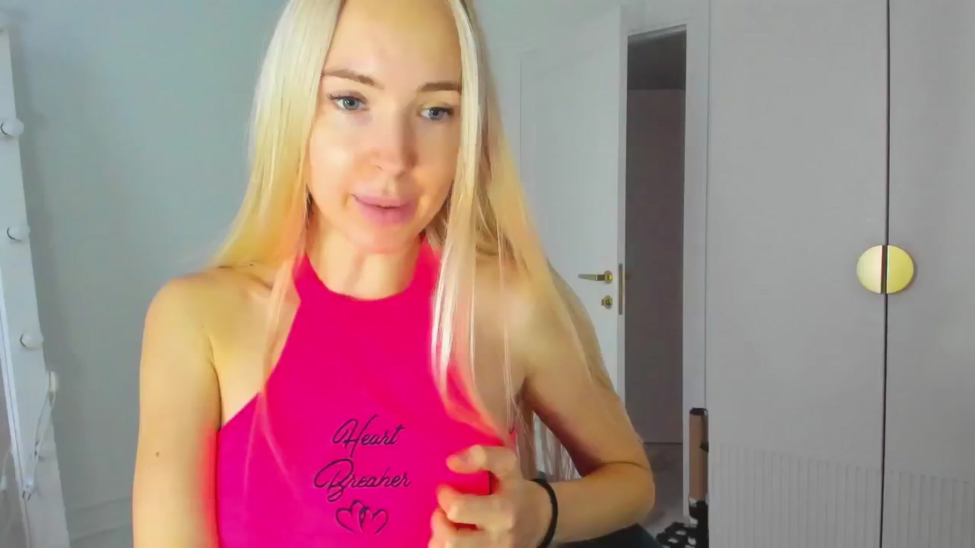 Gallery image thumbnail from ForeverBarbie's myfreecams stream on, 11/21/2024, 11:37 image 18 of 20