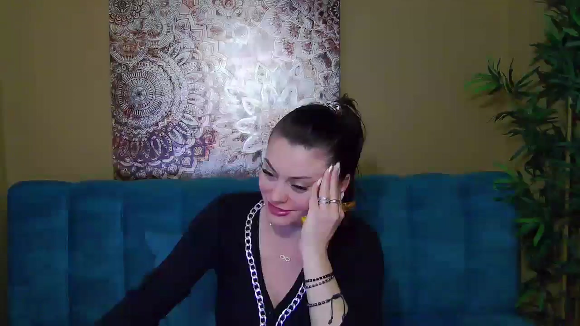 Gallery image thumbnail from ForeverChic's myfreecams stream on, 12/04/2024, 11:35 image 9 of 20