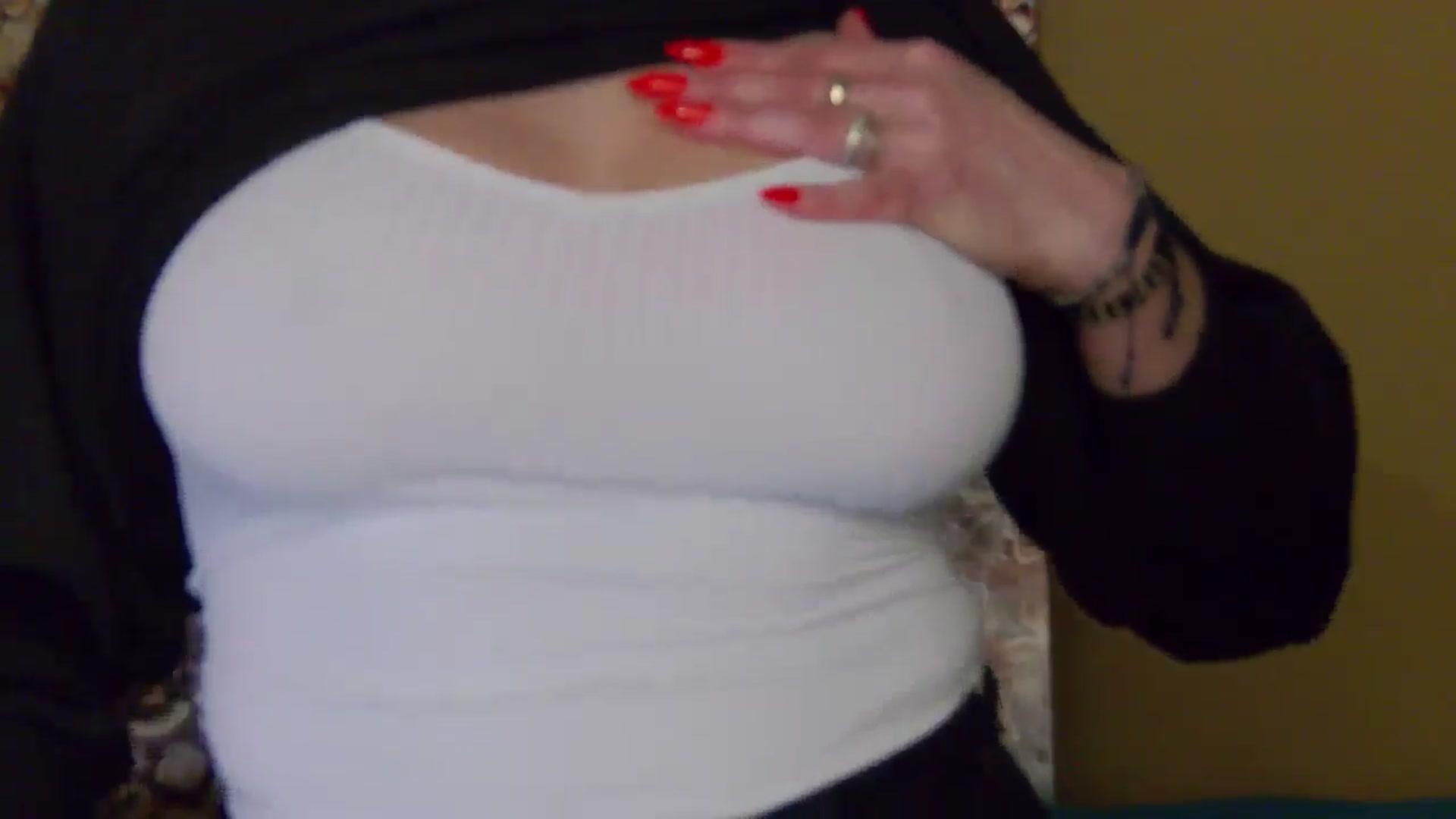 Gallery image thumbnail from ForeverChic's myfreecams stream on, 01/04/2025, 08:21 image 6 of 20