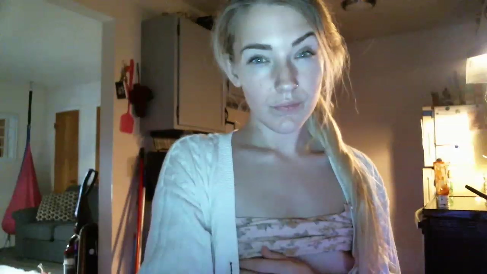 Gallery image thumbnail from ForeverLace's myfreecams stream on, 12/31/2022, 24:39 image 13 of 20