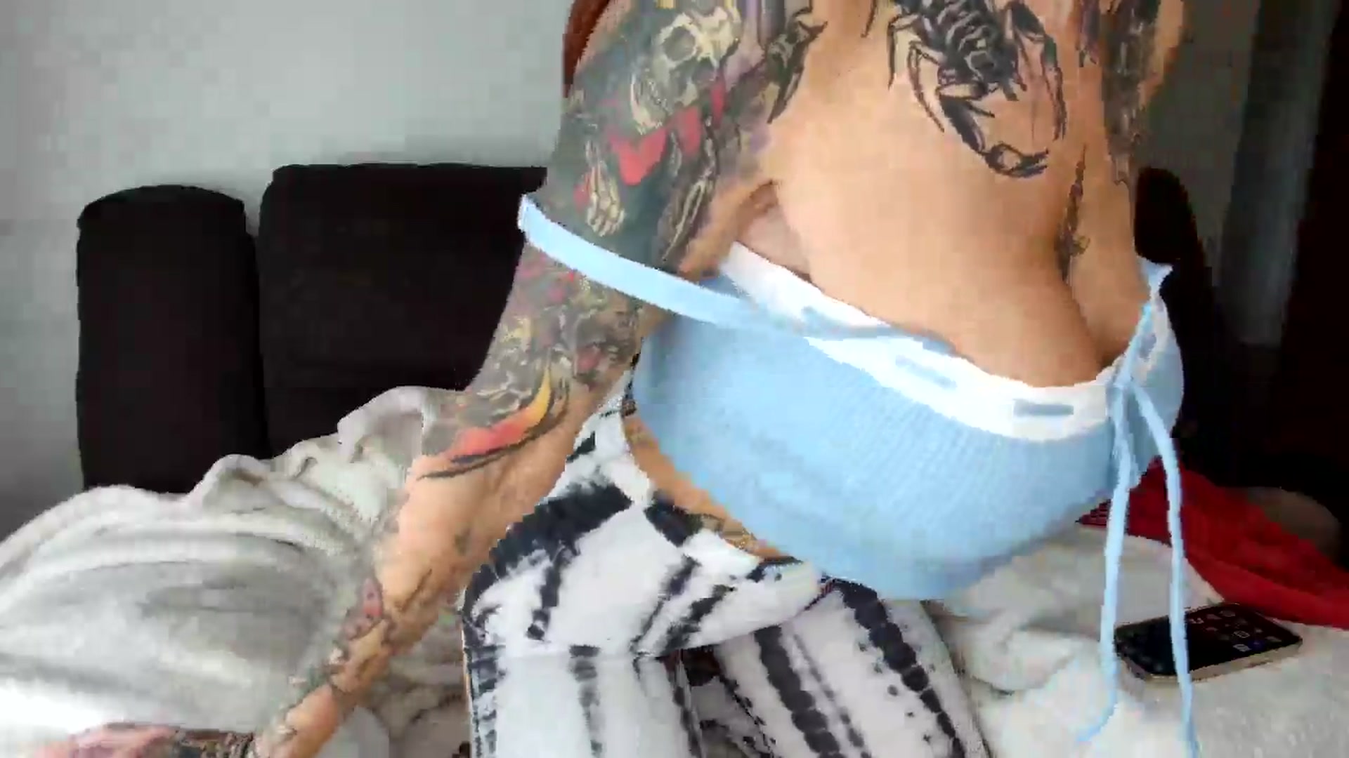 Gallery image thumbnail from FourEyesx's myfreecams stream on, 10/29/2025, 18:40 image 4 of 20