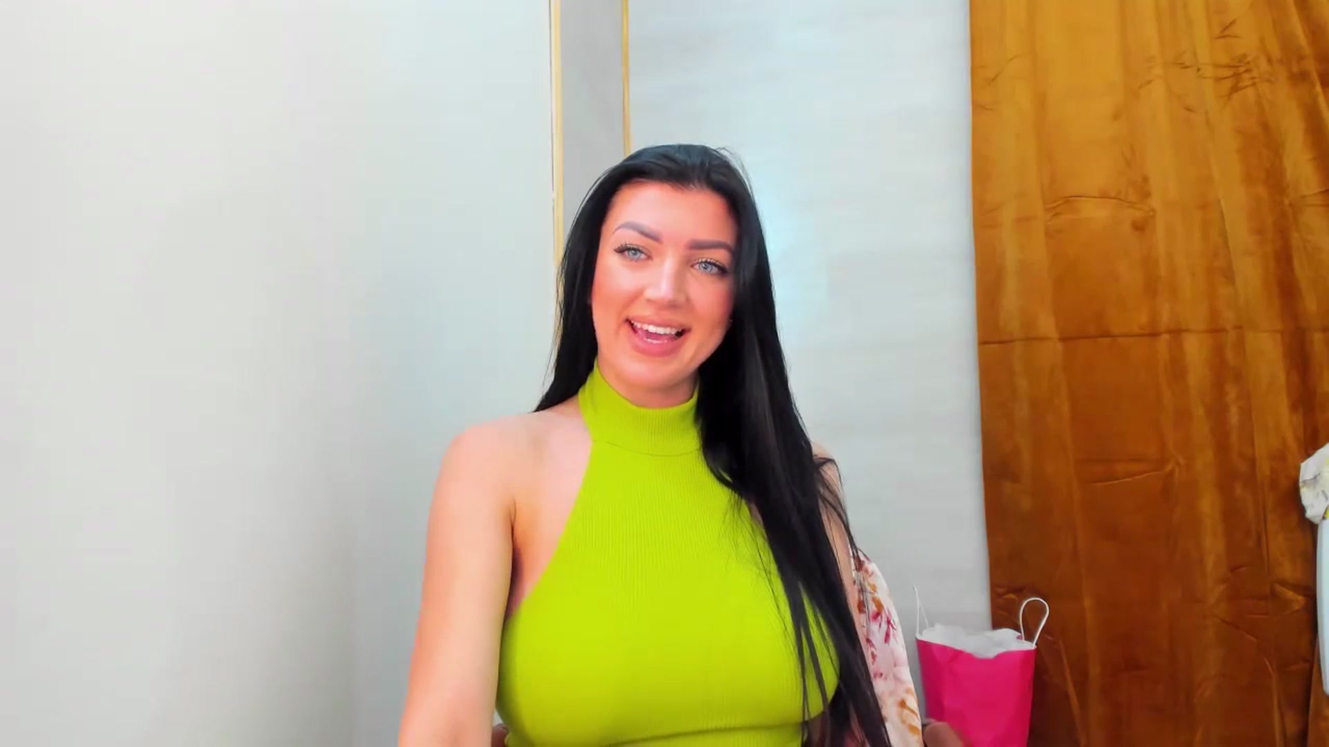 Gallery image thumbnail from FoxElla19's myfreecams stream on, 12/14/2023, 21:25 image 13 of 20