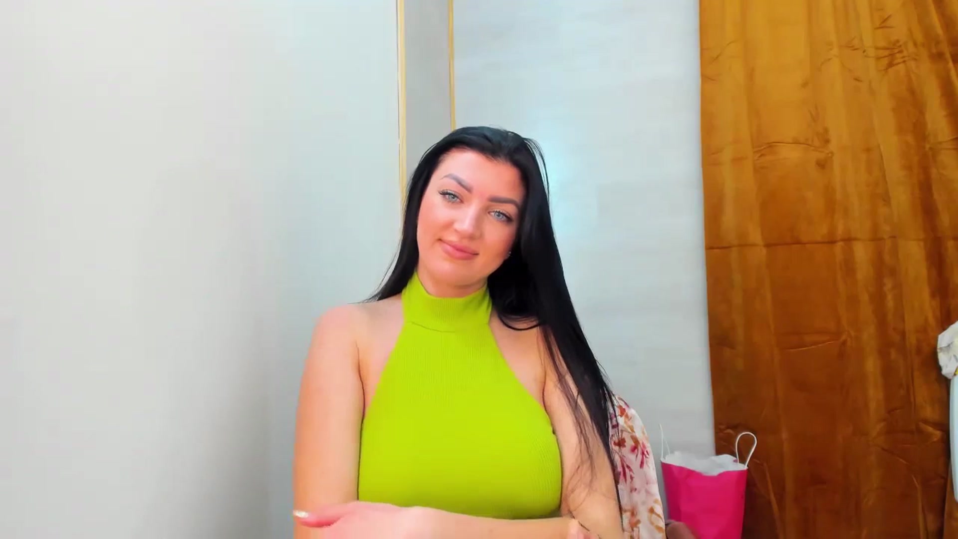 Gallery image thumbnail from FoxElla19's myfreecams stream on, 12/14/2023, 21:25 image 17 of 20