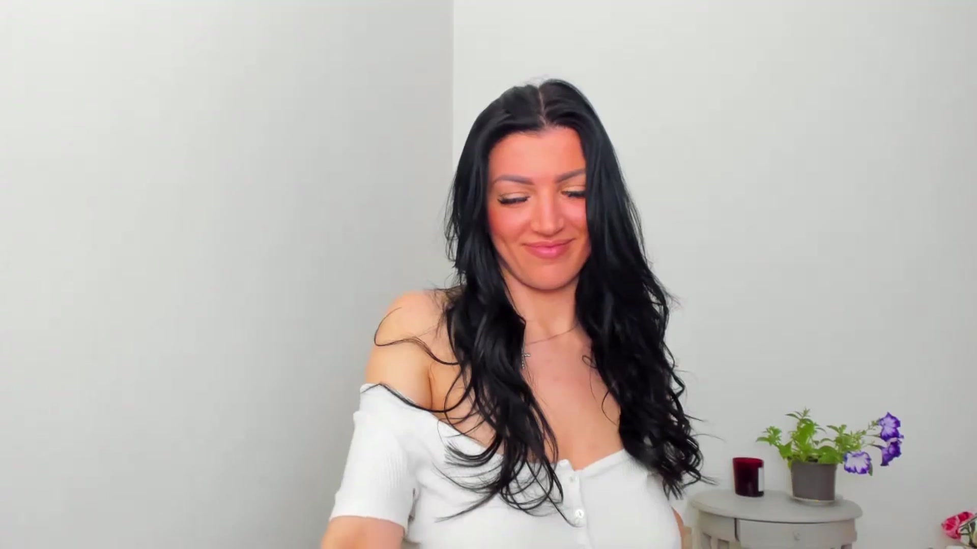 Gallery image thumbnail from FoxElla19's myfreecams stream on, 05/28/2024, 21:38 image 8 of 20