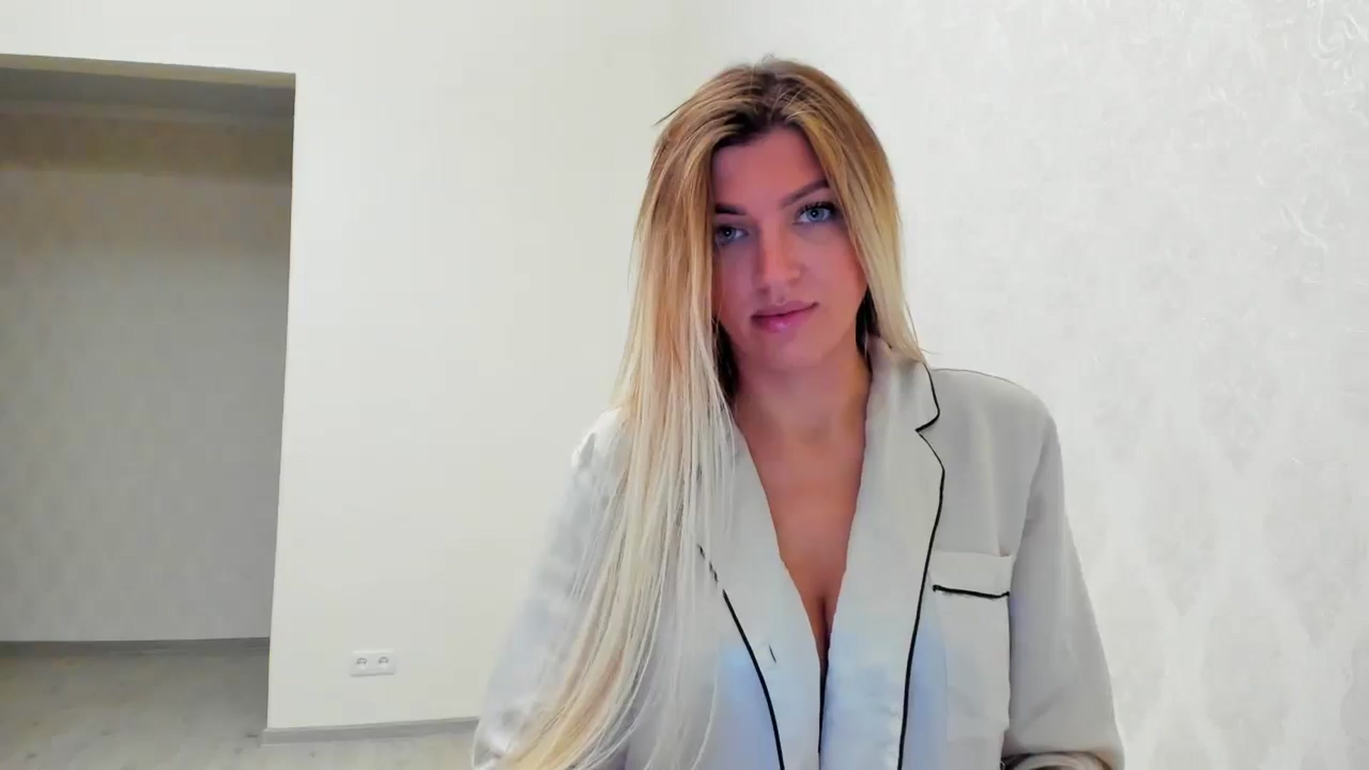 Gallery image thumbnail from FoxElla19's myfreecams stream on, 10/15/2024, 18:47 image 7 of 20