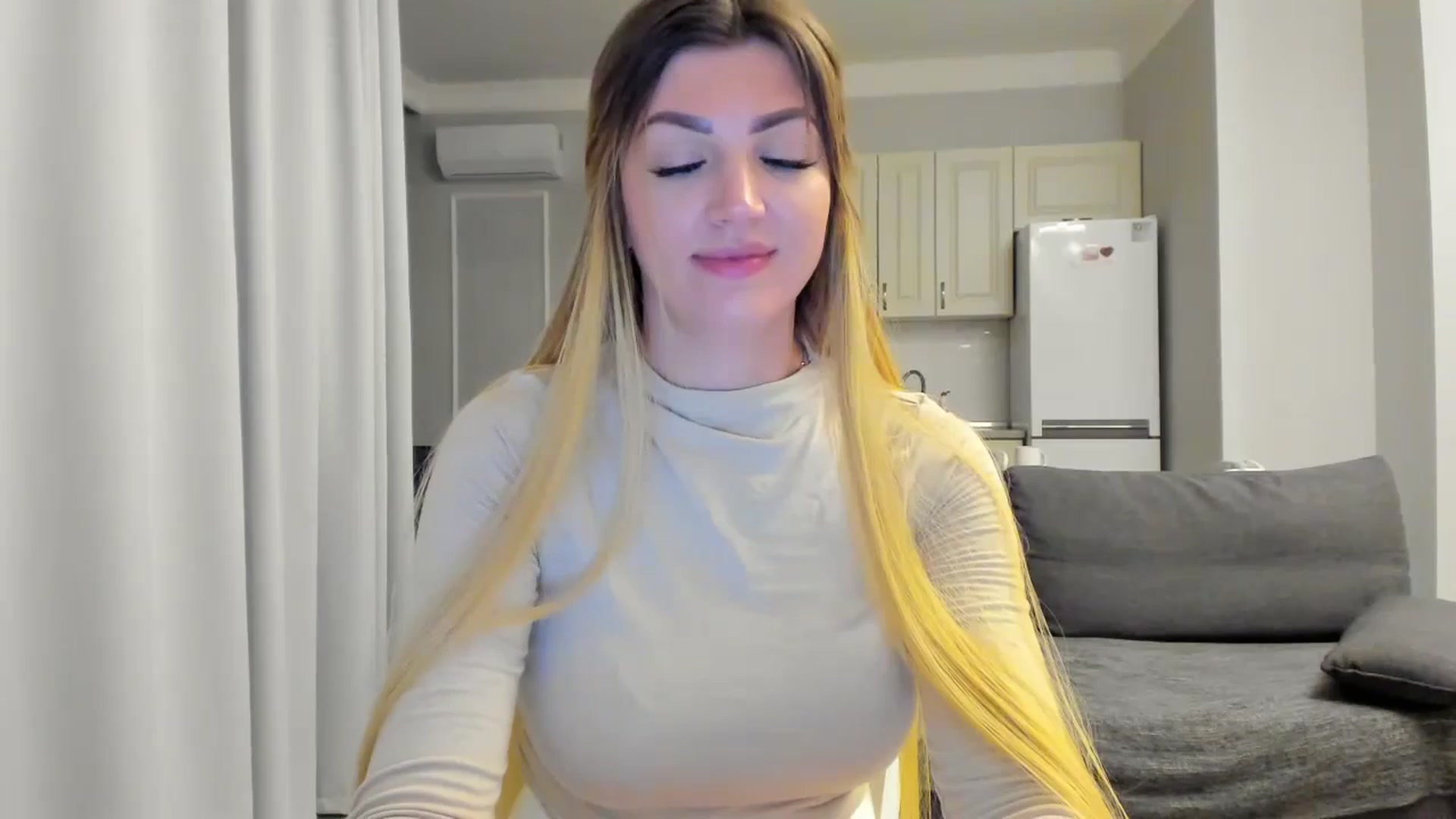 Gallery image thumbnail from FoxElla19's myfreecams stream on, 05/30/2025, 22:11 image 11 of 20