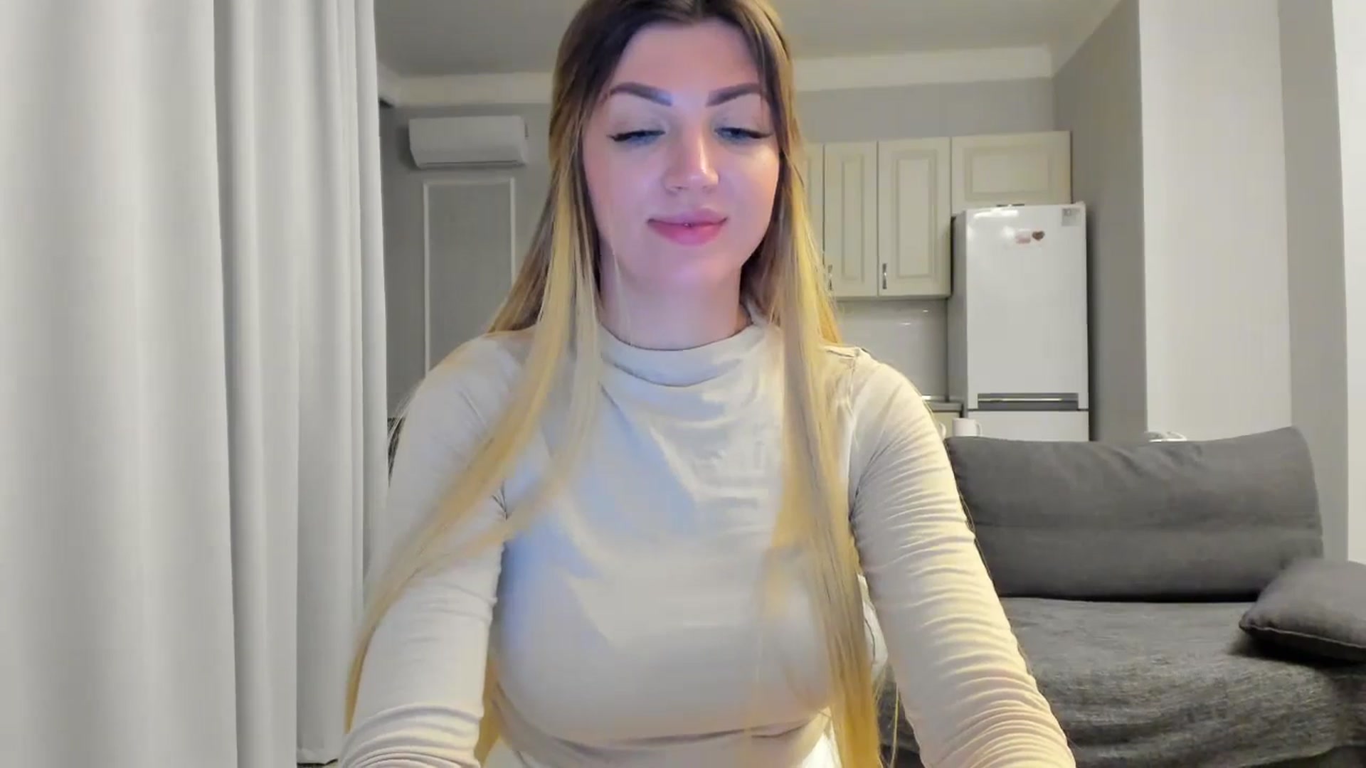 Gallery image thumbnail from FoxElla19's myfreecams stream on, 05/30/2025, 22:11 image 10 of 20