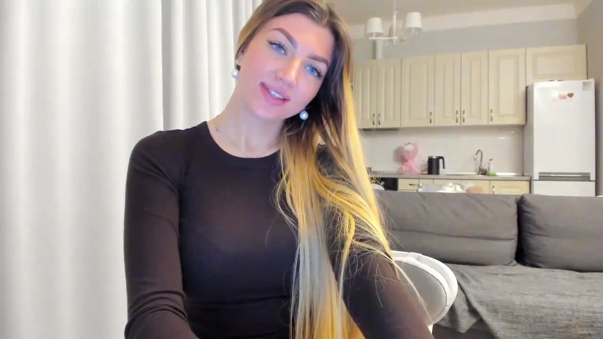 Gallery image thumbnail from FoxElla19's myfreecams stream on, 05/31/2025, 19:49 image 17 of 20