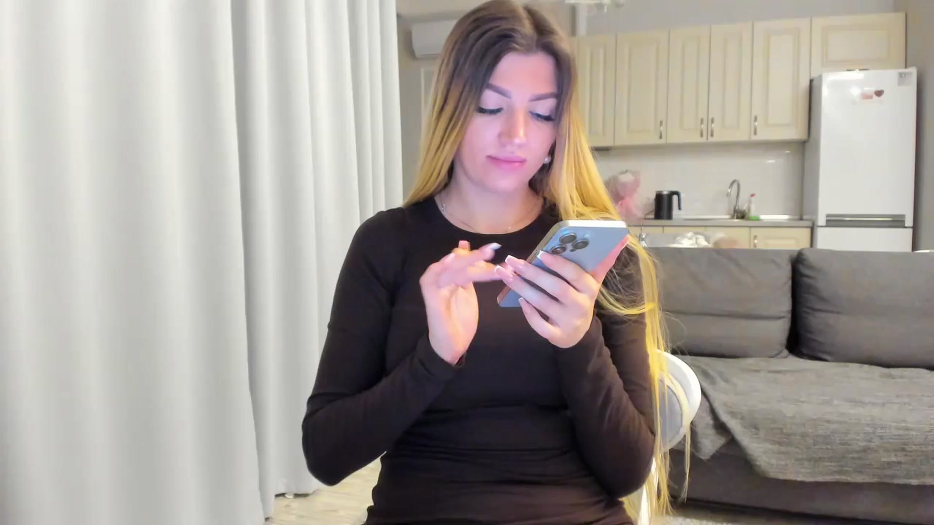 Gallery image thumbnail from FoxElla19's myfreecams stream on, 05/31/2025, 19:49 image 13 of 20