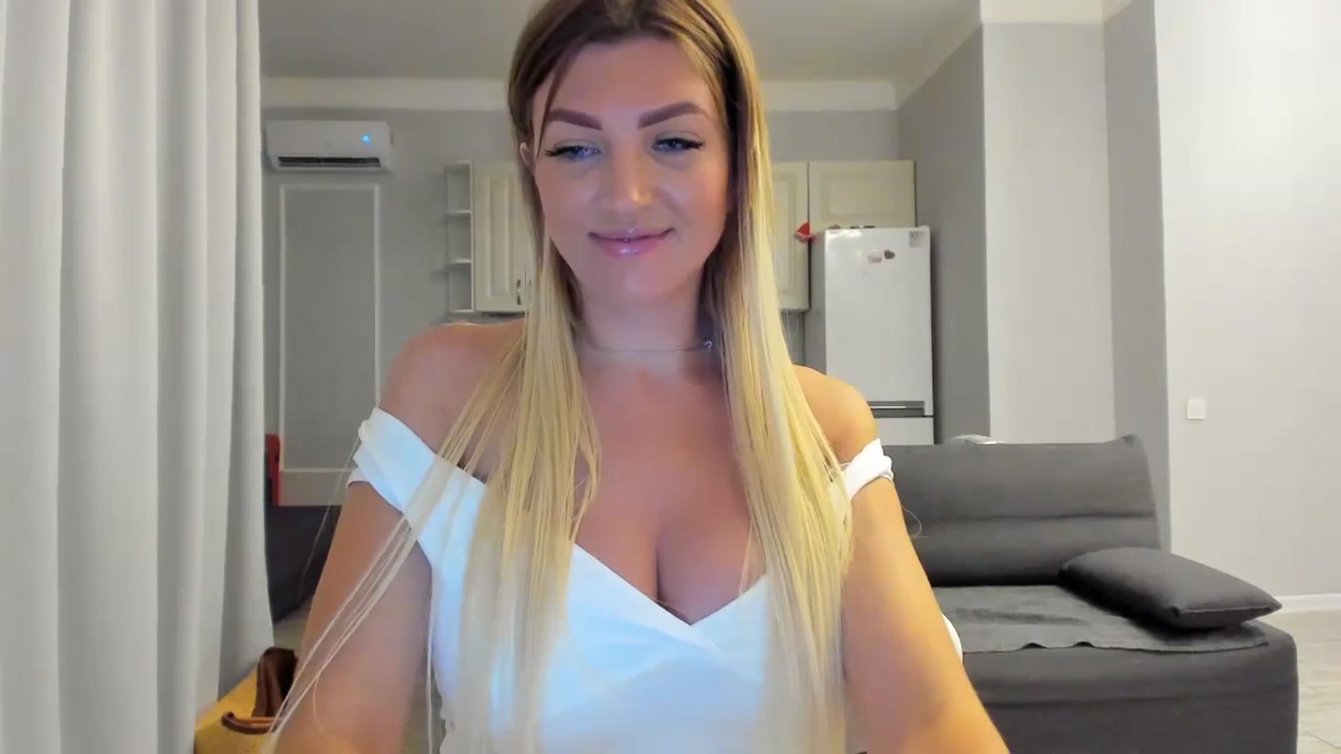 Gallery image thumbnail from FoxElla19's myfreecams stream on, 08/09/2025, 15:31 image 10 of 20